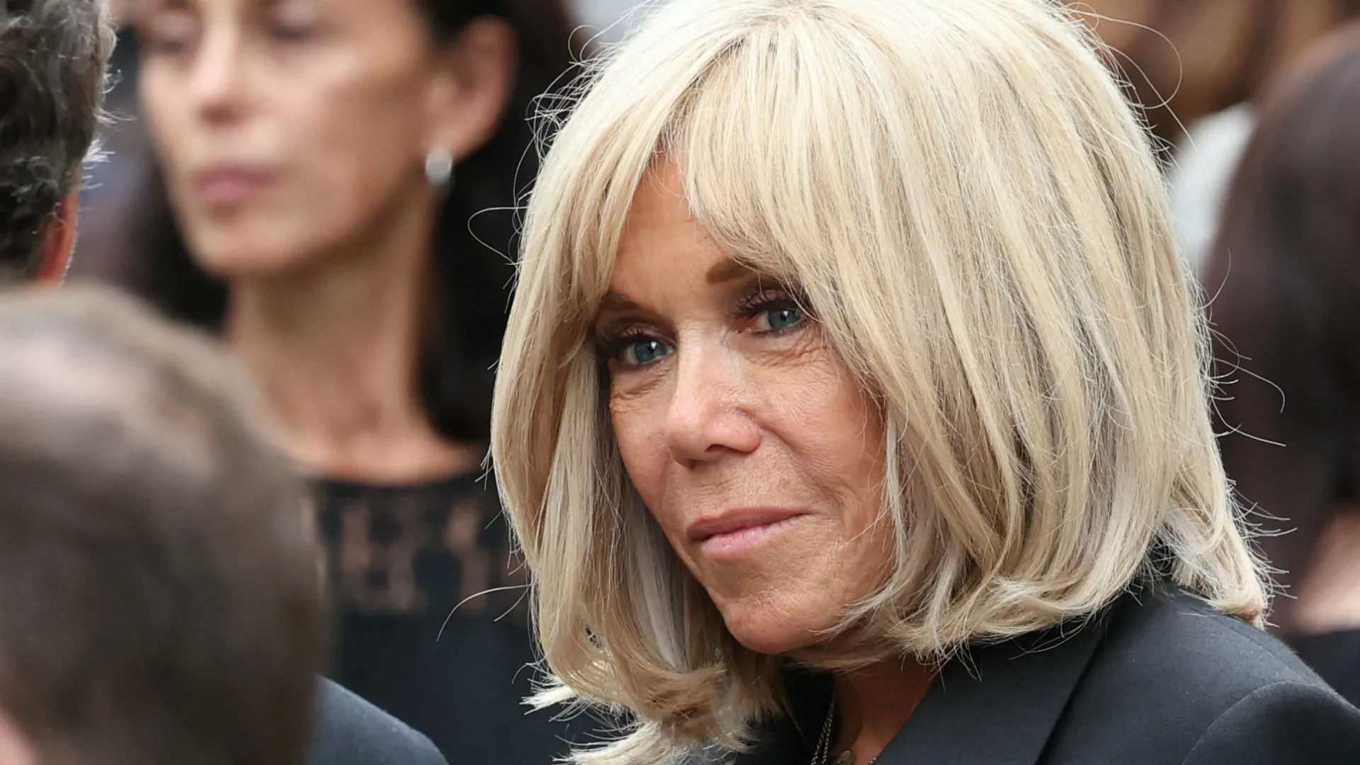 
                    Brigitte Macron vai apresentar evidências de que é uma mulher em tribunal
                