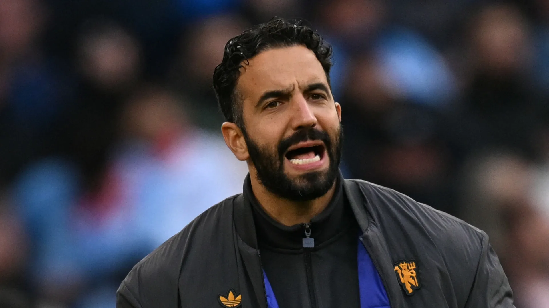 Rio Ferdinand acusa Amorim de “jogar à roleta russa” no Manchester United