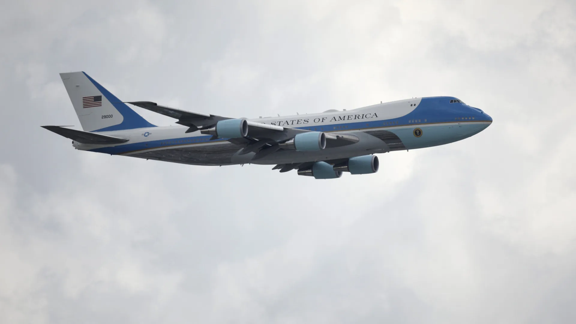 
                    Controlo aéreo diz a voo que se afaste do Air Force One: 