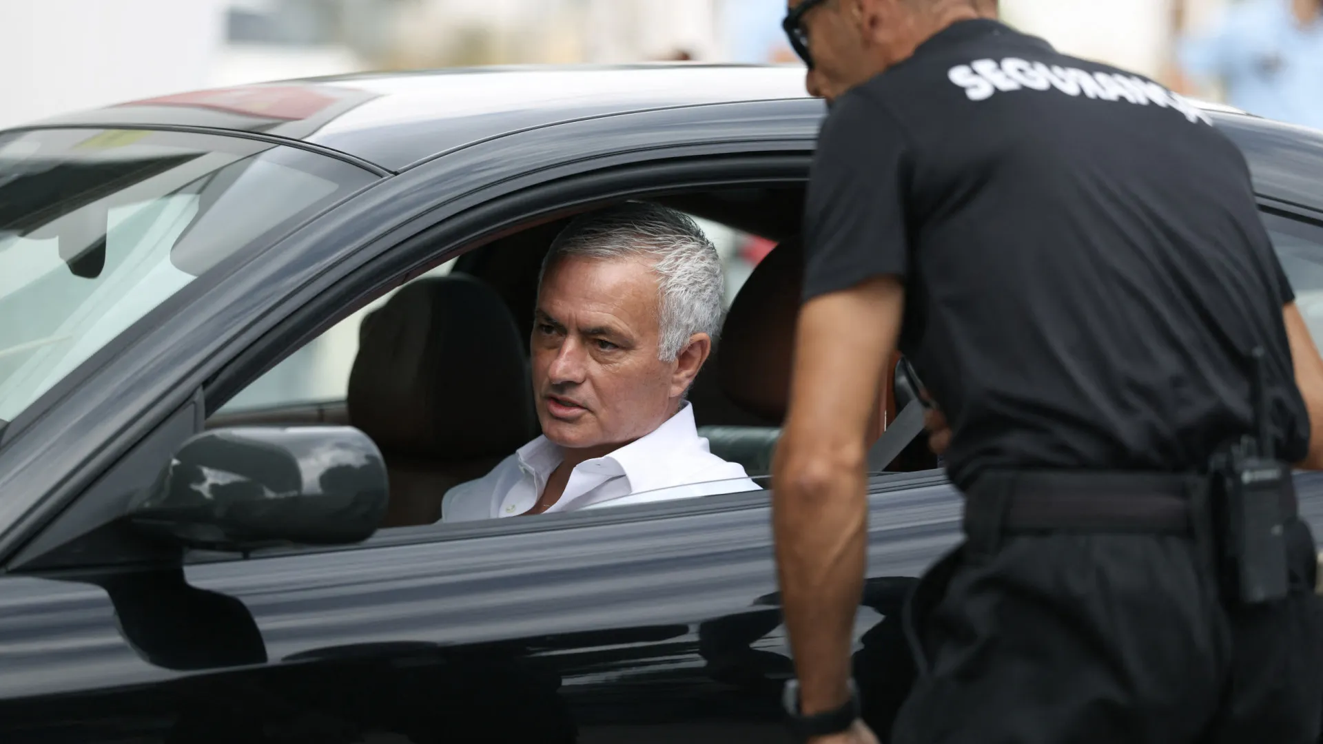 
                    As imagens da chegada (em grande estilo) de José Mourinho ao Seixal 
                