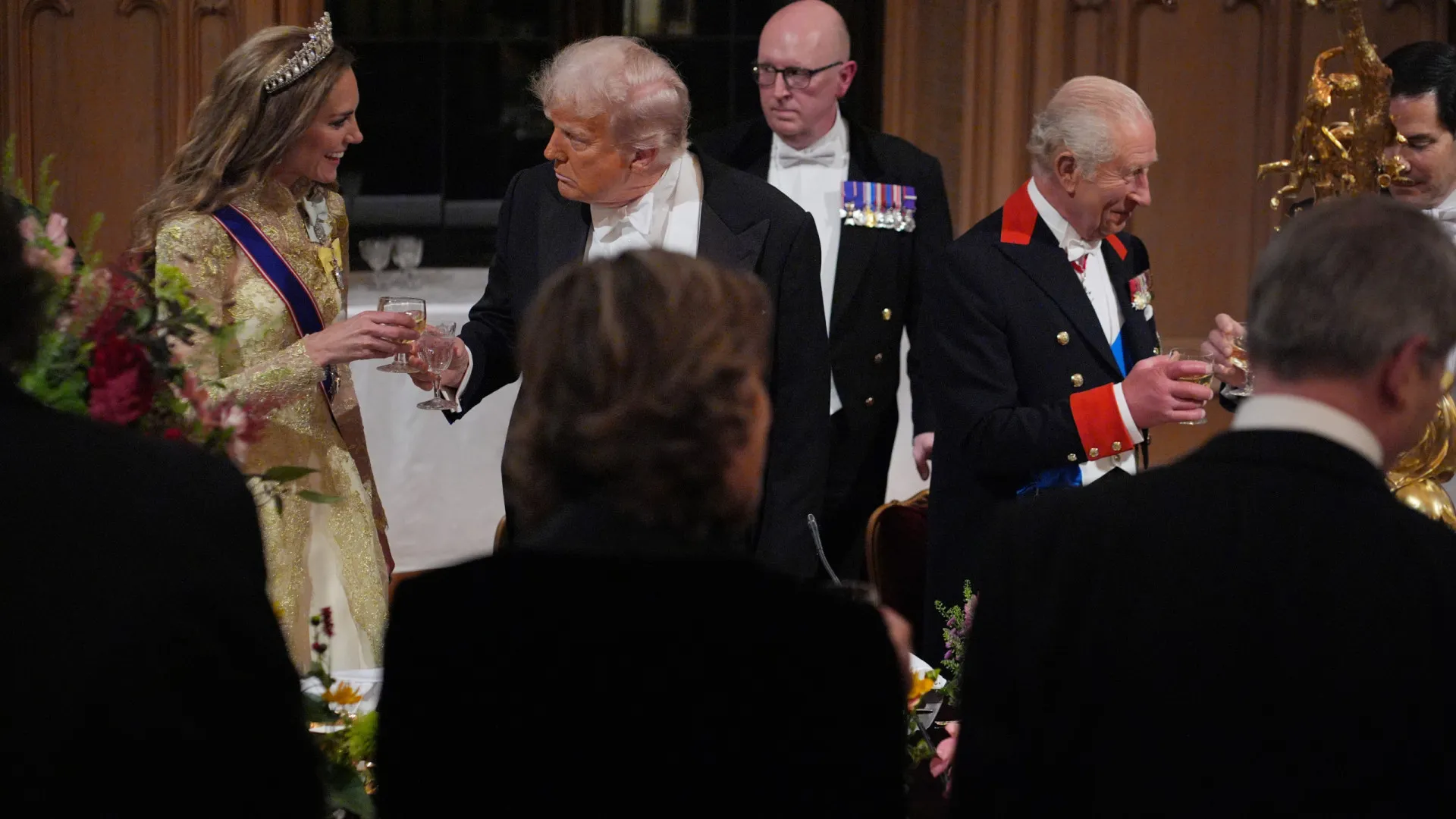 
                    Trump rendido à beleza de Kate Middleton. Tudo sobre o banquete real
                