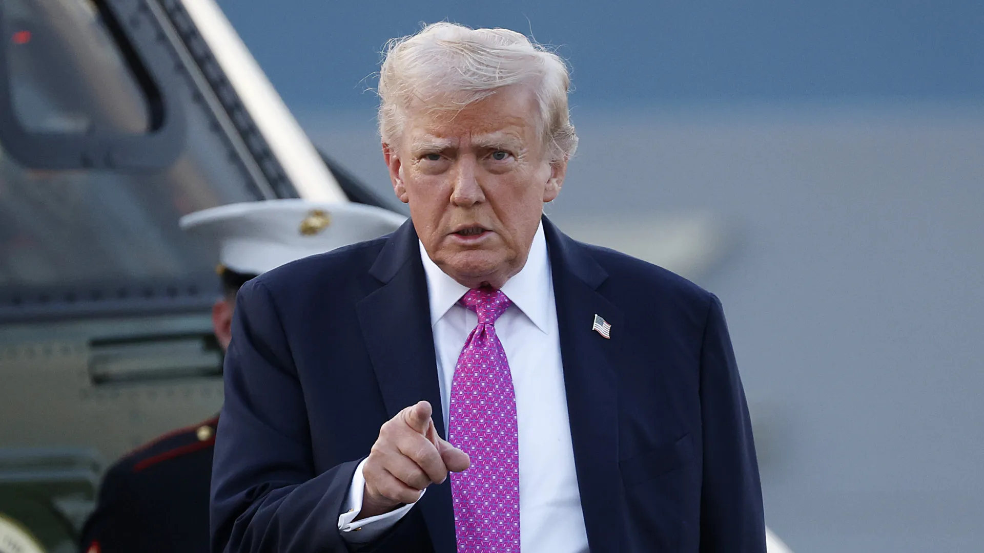 
                    Trump 