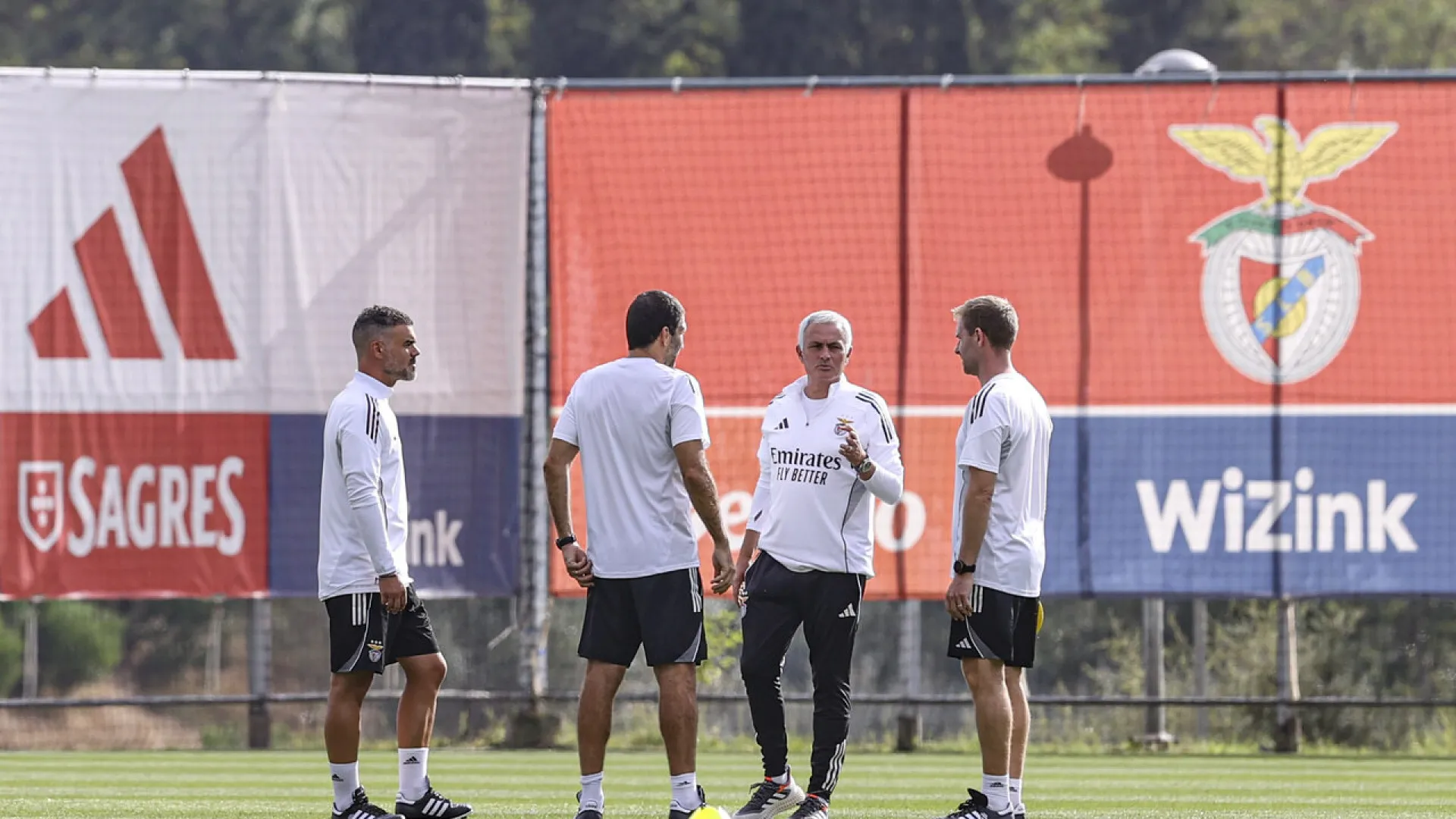 
                    Eis a equipa técnica de José Mourinho no regresso ao Benfica
                