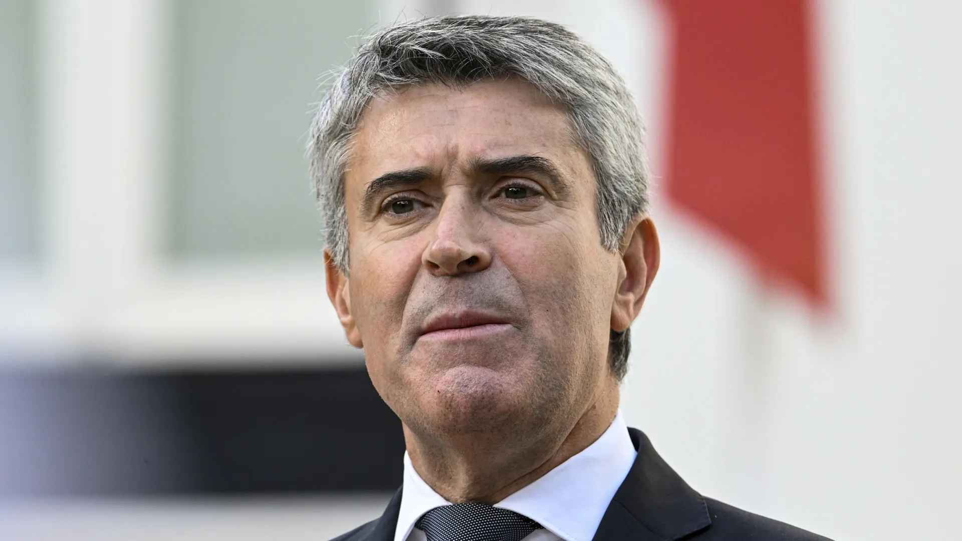 
                    Autonomia? Carneiro acusa Governo do 