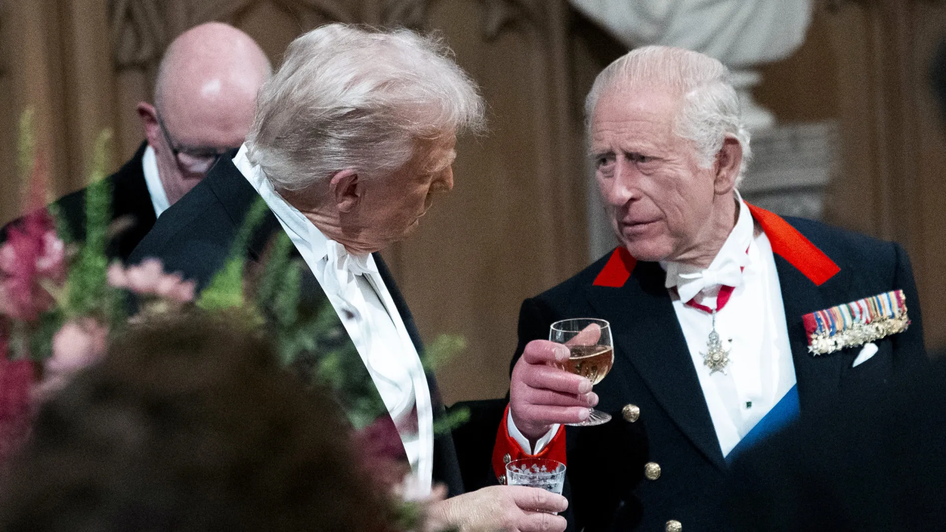 
                    'Dedos de salsicha' de Carlos III voltam a preocupar. As possíveis causas
                