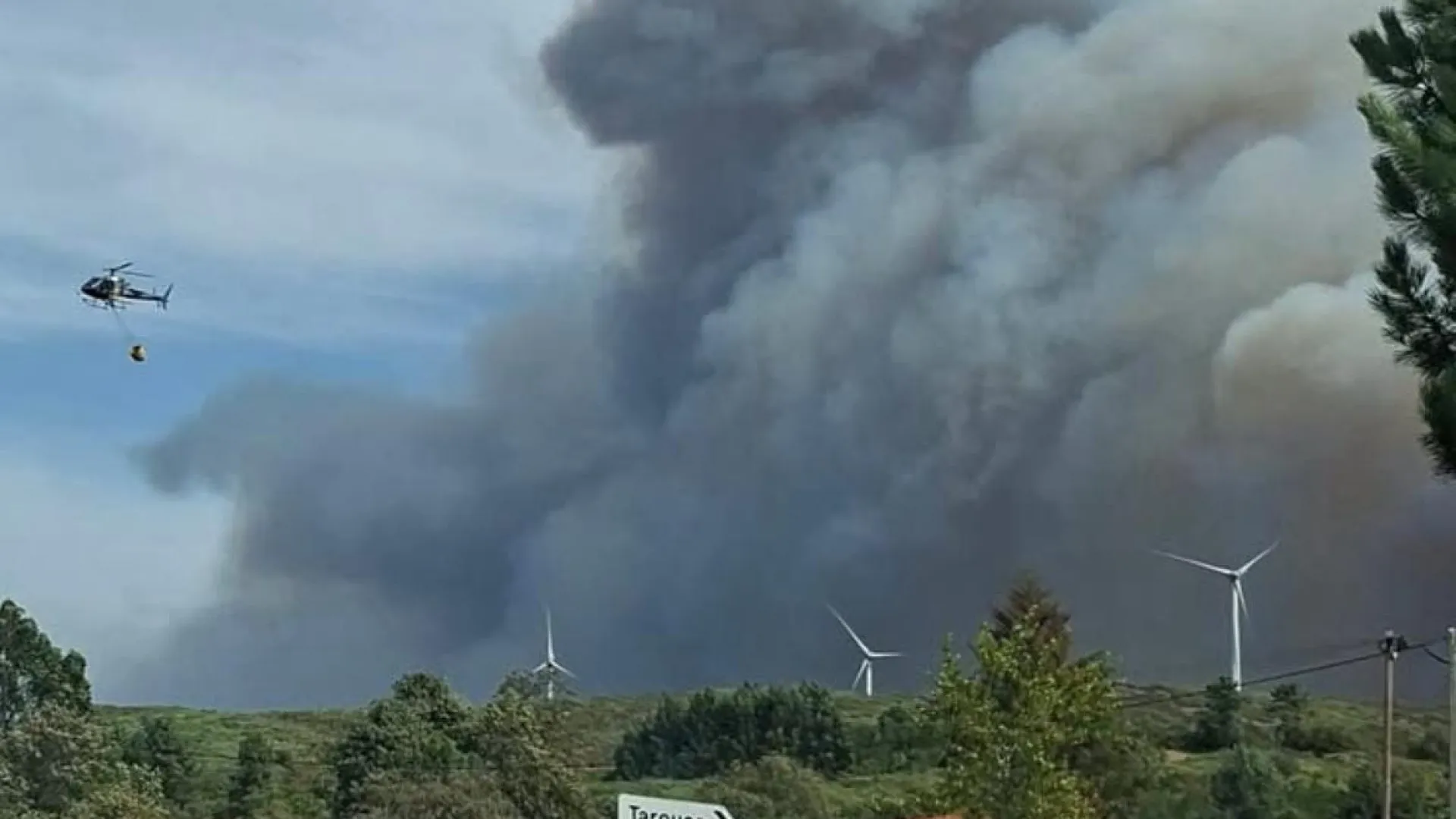 
                    Mais de 500 bombeiros e 20 meios aéreos combatem dois fogos em Viseu
                