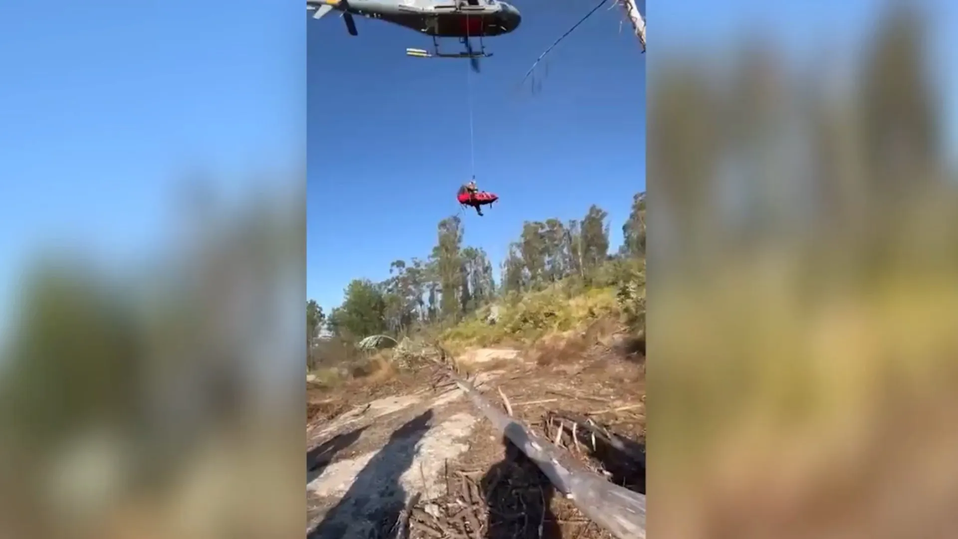 
                    As imagens do resgate do bombeiro ferido no combate ao fogo em Viseu
                