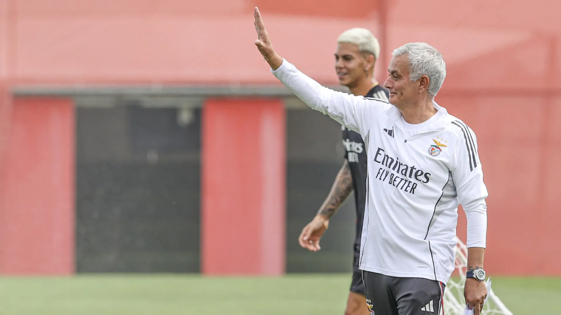 
                    De papel na mão. Mourinho prepara reestreia pelo Benfica
                