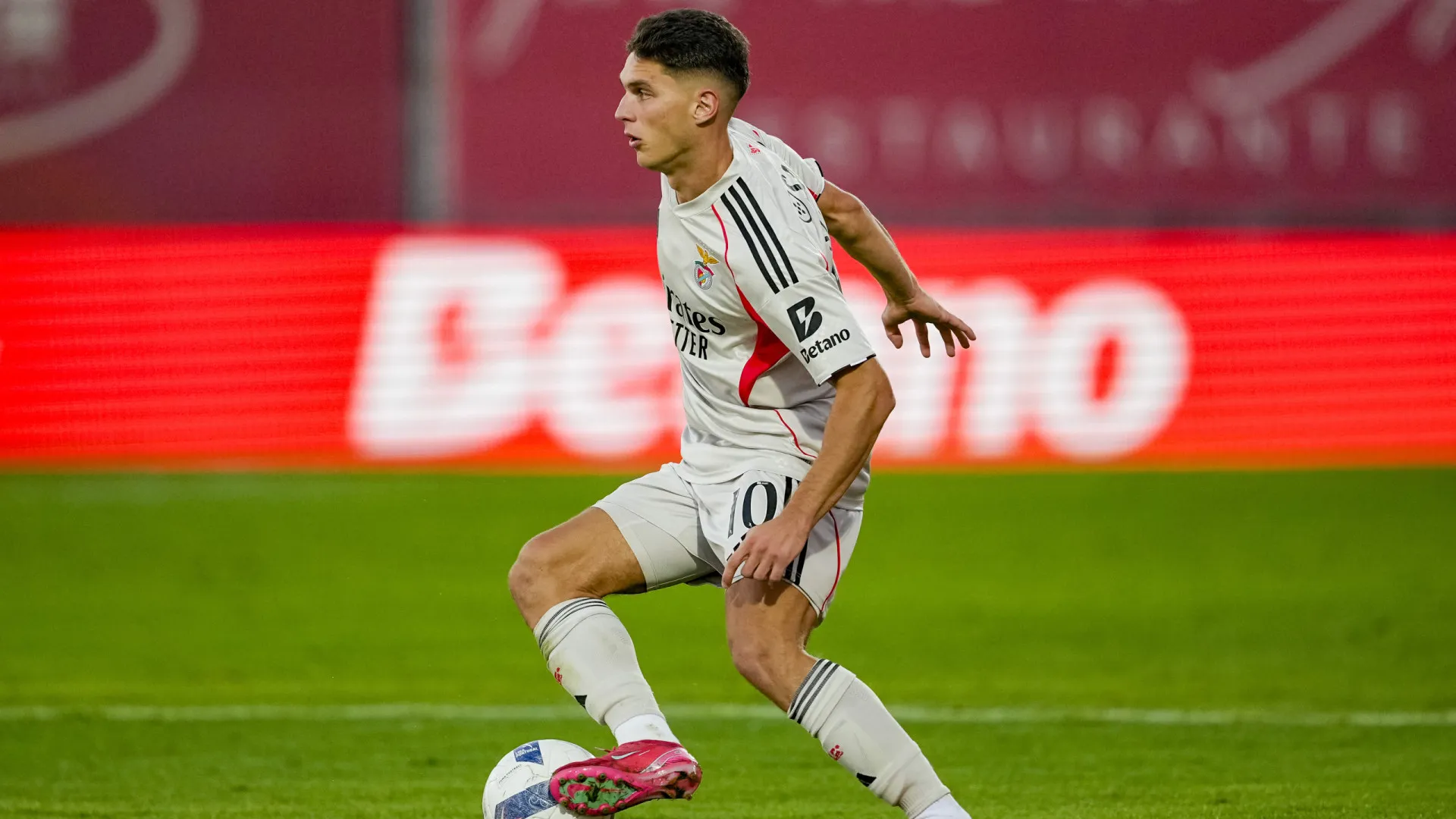 Mourinho não está com sorte. Benfica perde Sudakov para jogo com Rio Ave