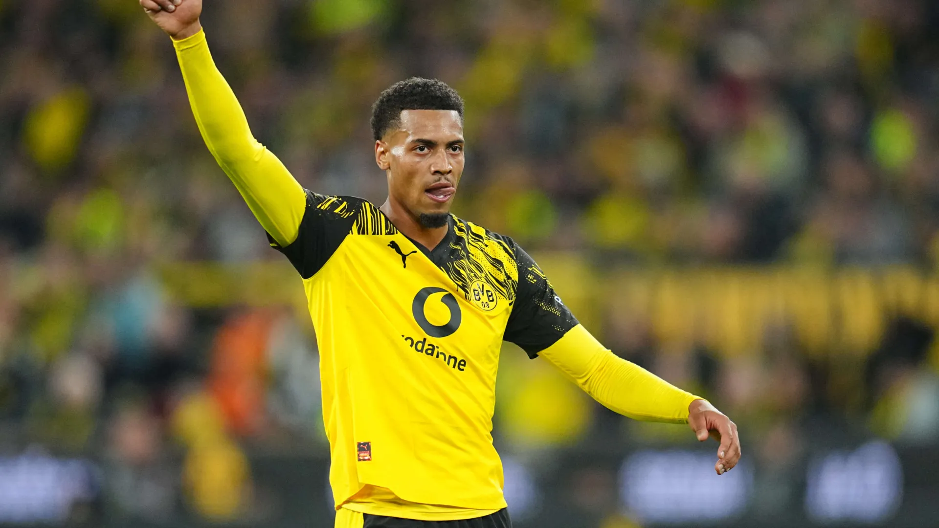 Dortmund 'derruba' Wolfsburgo e segue na perseguição ao líder Bayern