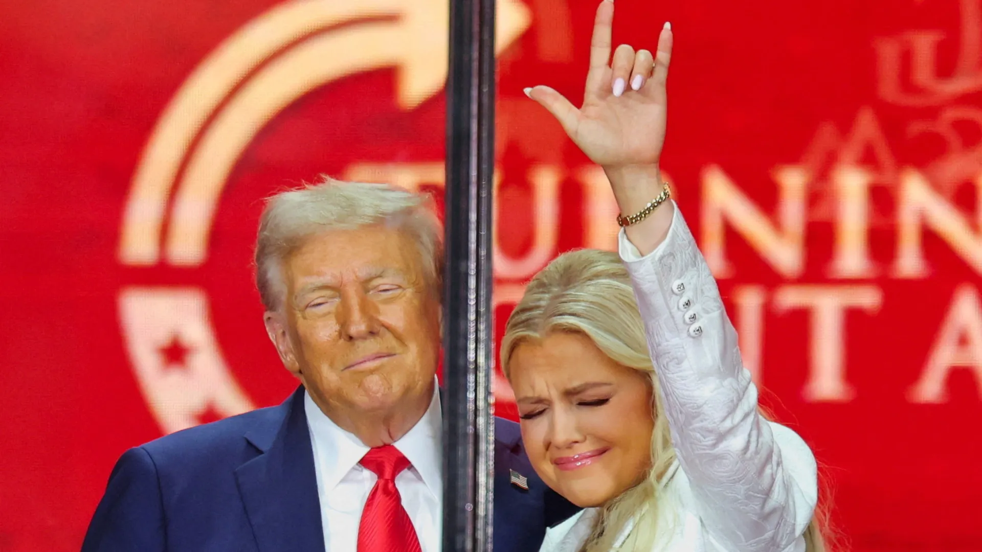 Milhares enchem estádio na despedida ao ativista Charlie Kirk. As imagens