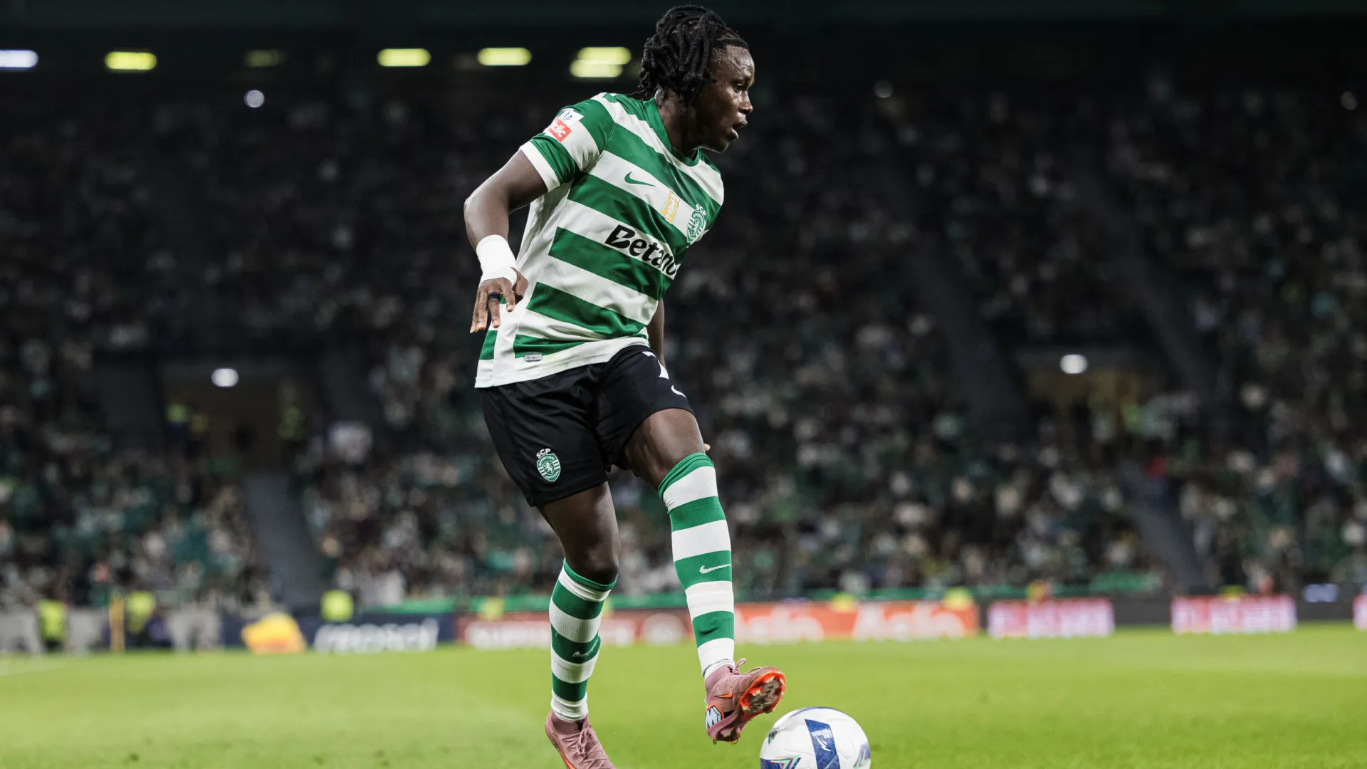 Peso da camisola 7. Quenda olha para Luís Figo antes do adeus ao Sporting