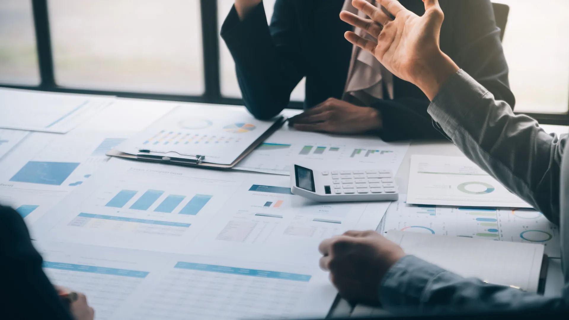 
                    Volume de negócios nos serviços desacelera para 1,7% em novembro
                