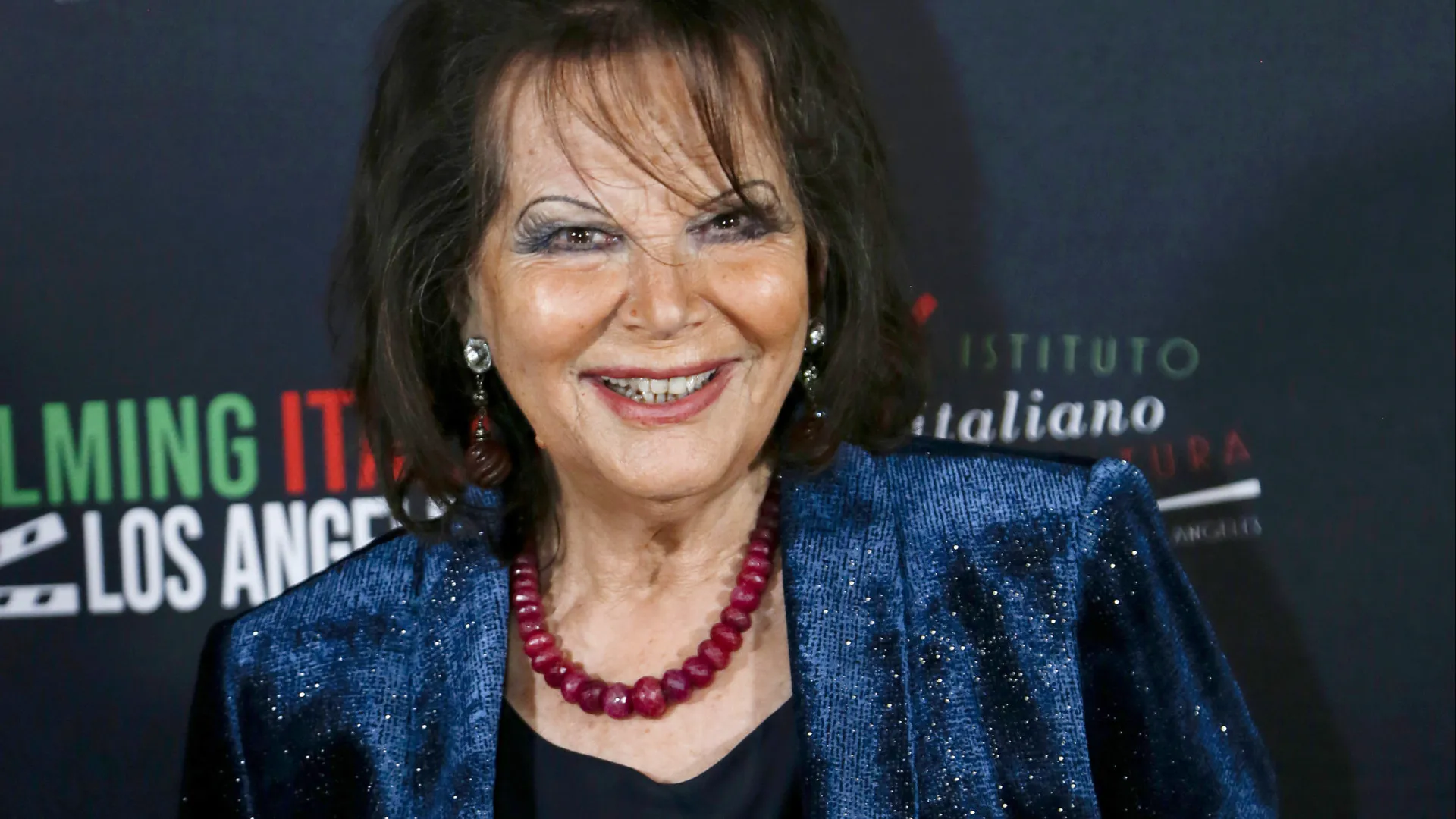Emmanuel Macron destaca talento da atriz Claudia Cardinale