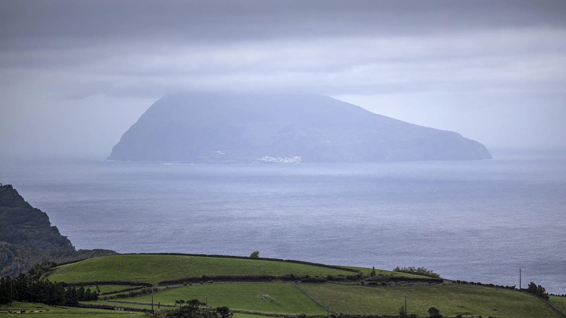 
                    Prolongado aviso amarelo de chuva e vento para grupos Central e Oriental
                
