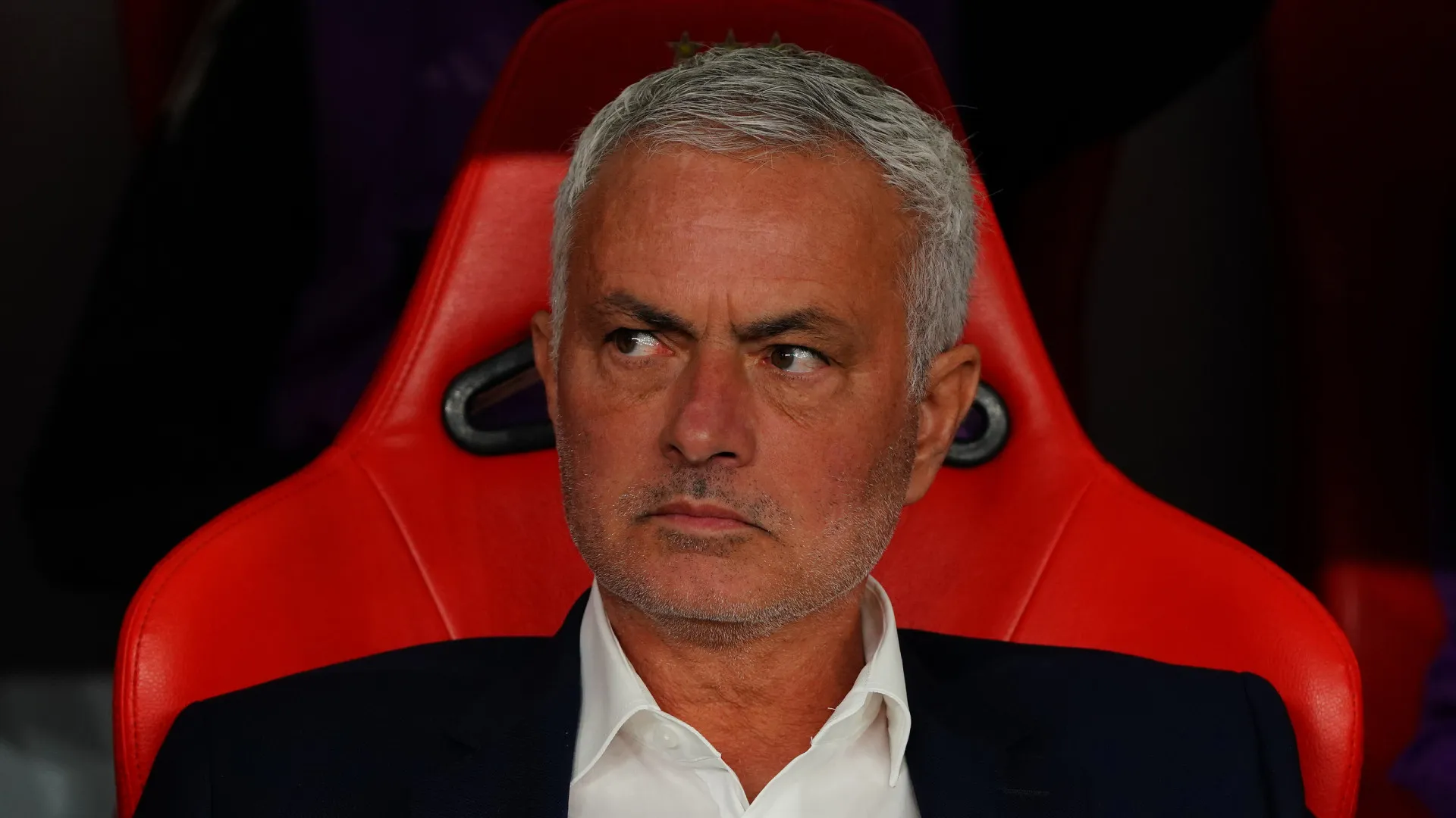 Forte... e barato. O perfil do avançado pedido por Mourinho ao Benfica