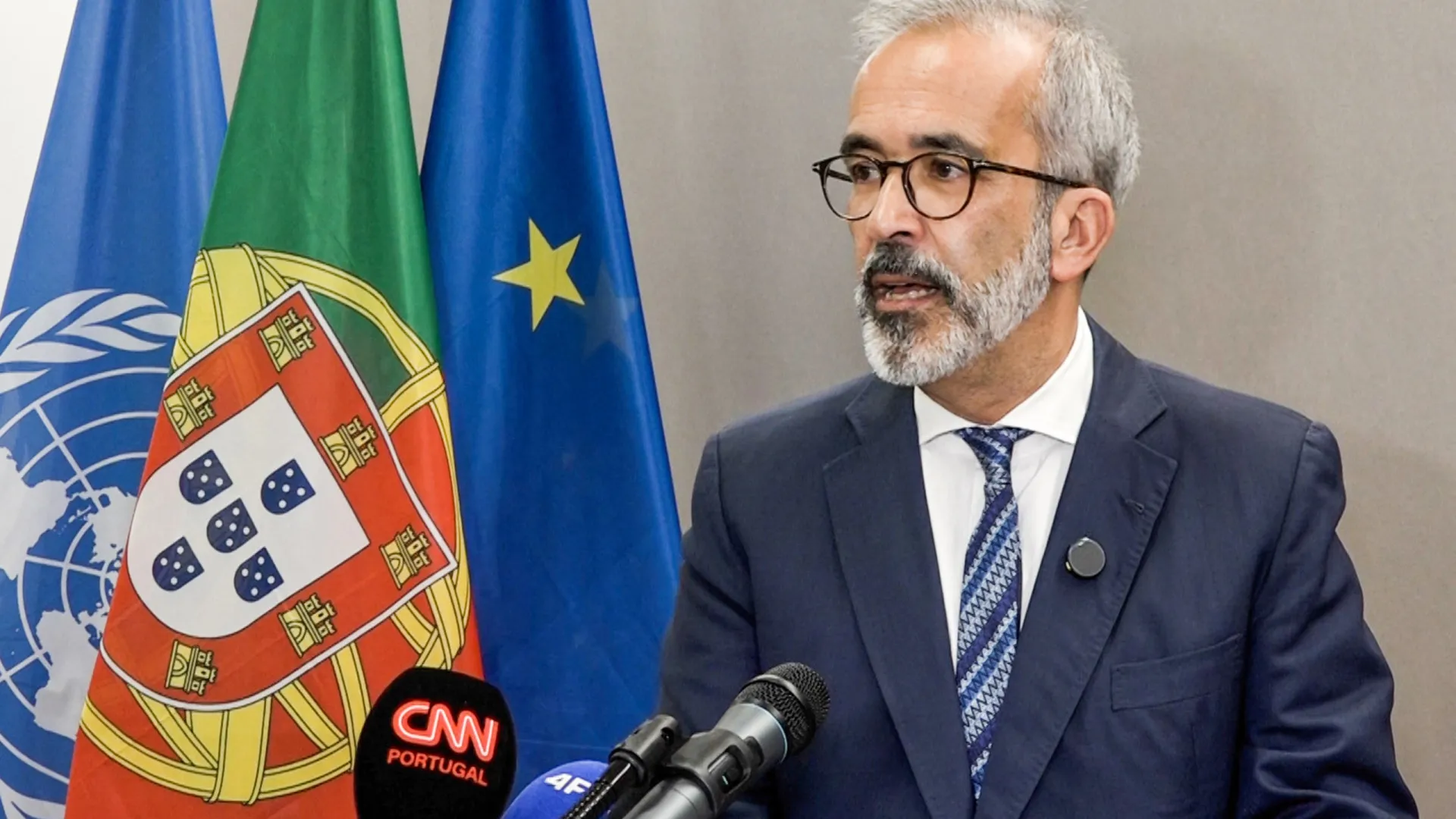 
                    Paulo Rangel congratula-se com 