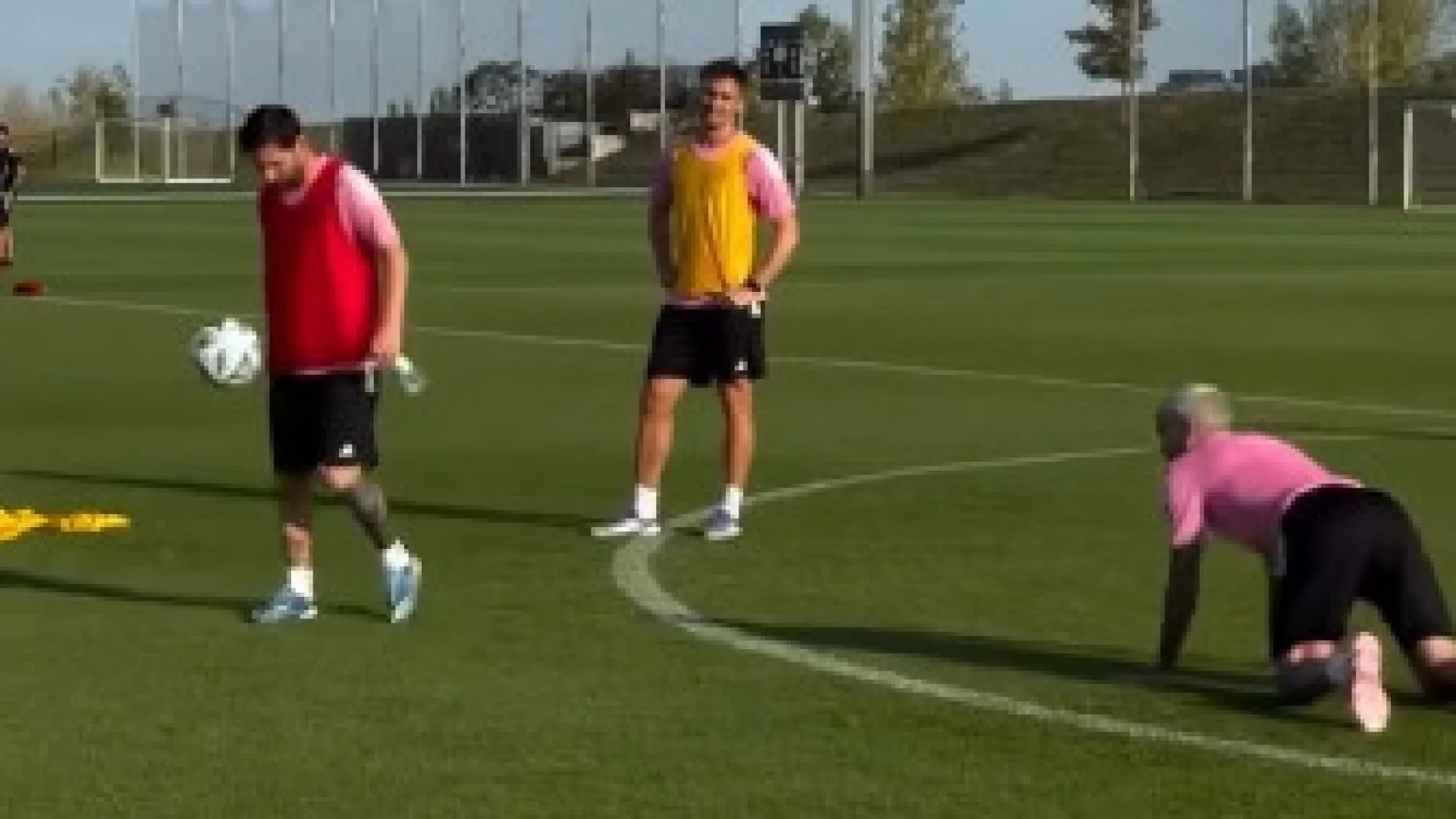 De Paul tenta marcar golo 'impossível', falha… e Messi mostra como se faz