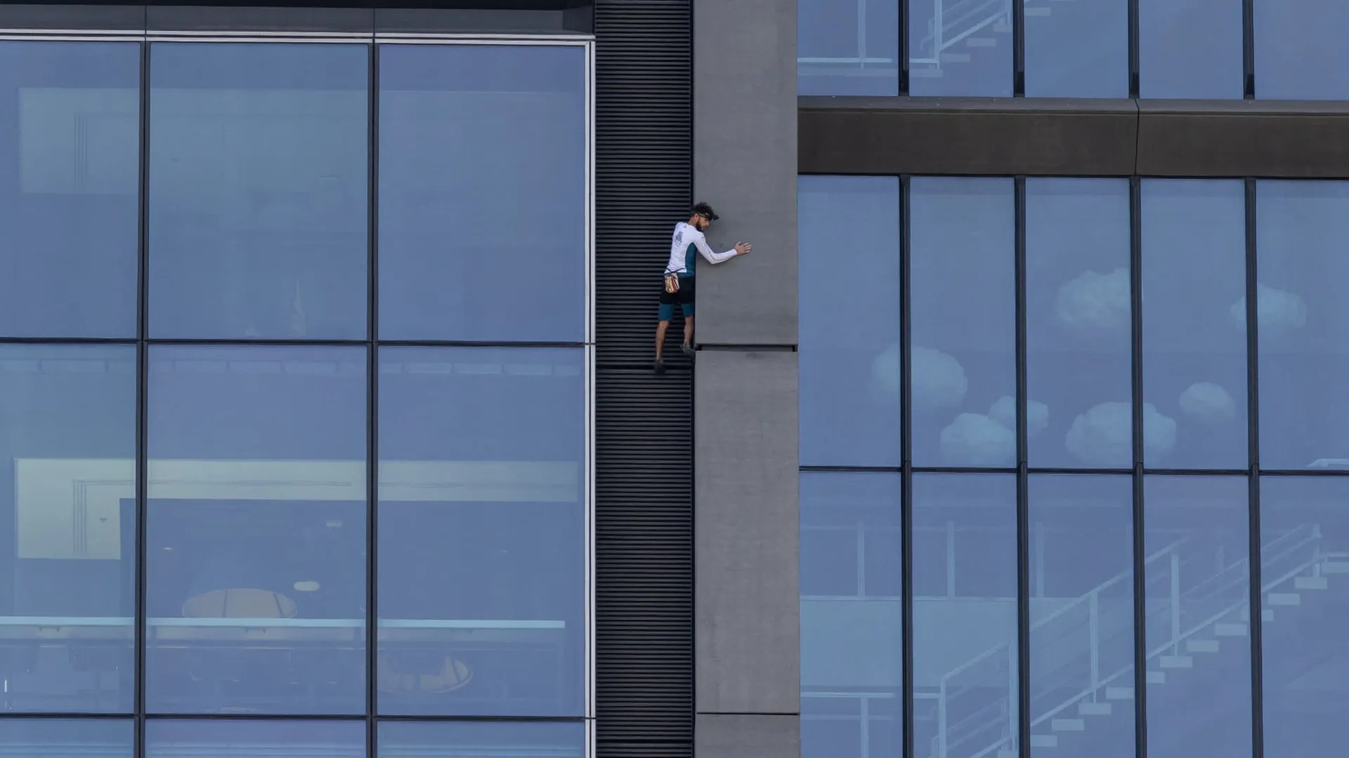 "Vitória ou morte". Francês detido a escalar o edifício mais alto da UE