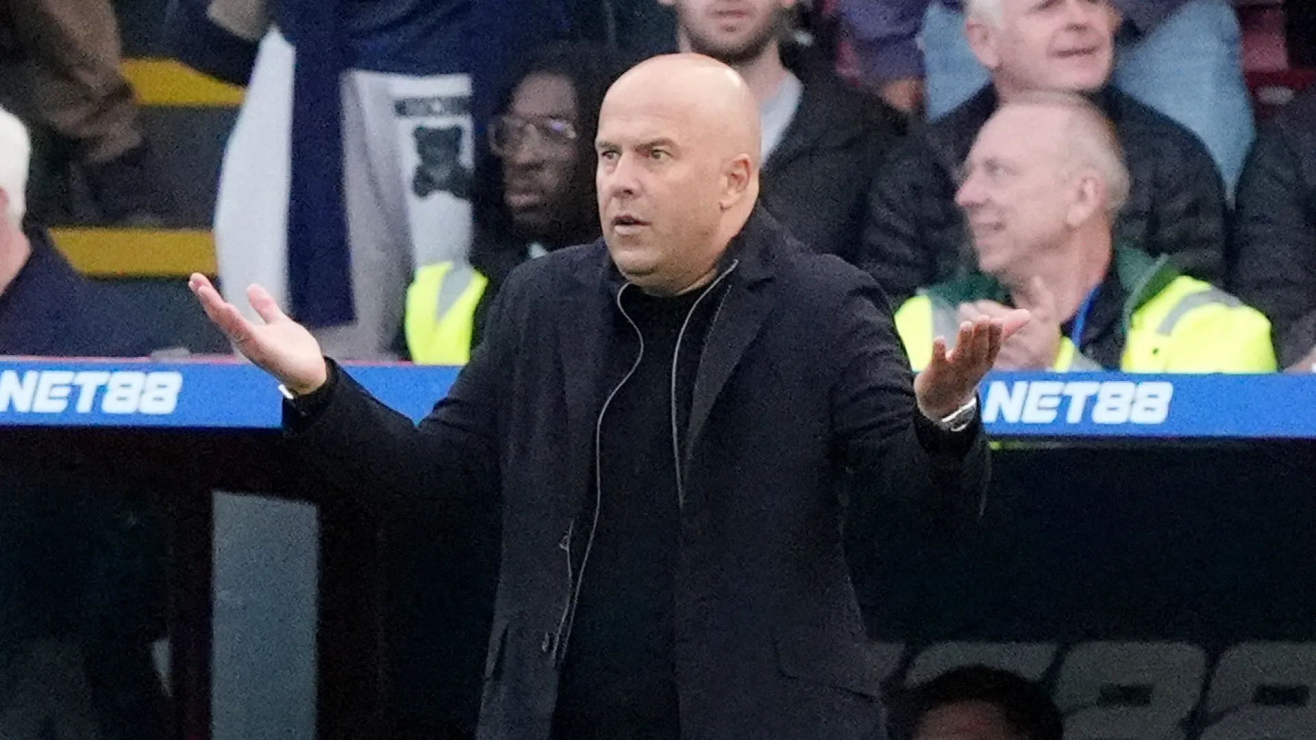 
                    E se crise do Liverpool começou… em Ibiza? A (bizarra) teoria de Scholes
                