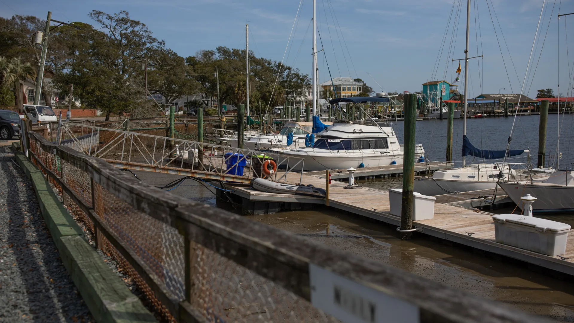 Tiroteio na Carolina do Norte provoca três mortos e cinco feridos