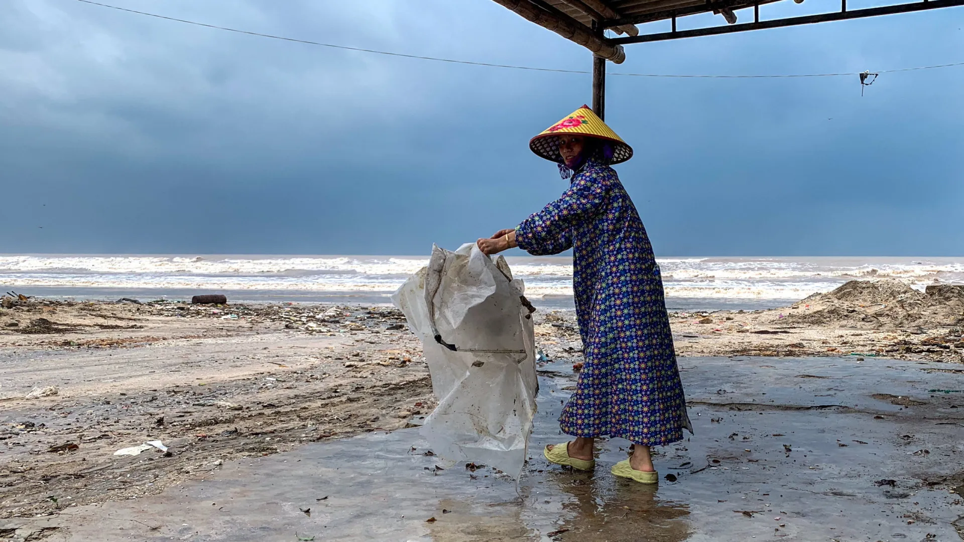Tufão Bualoi faz 2 mortos e deixa 17 pescadores desaparecidos. As imagens