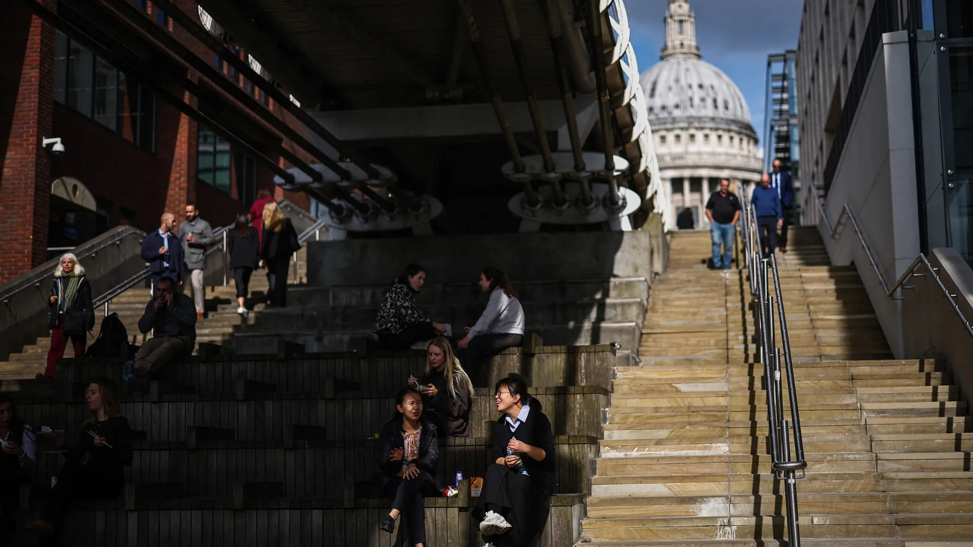 Reino Unido aumenta exigências para imigrantes obterem residência