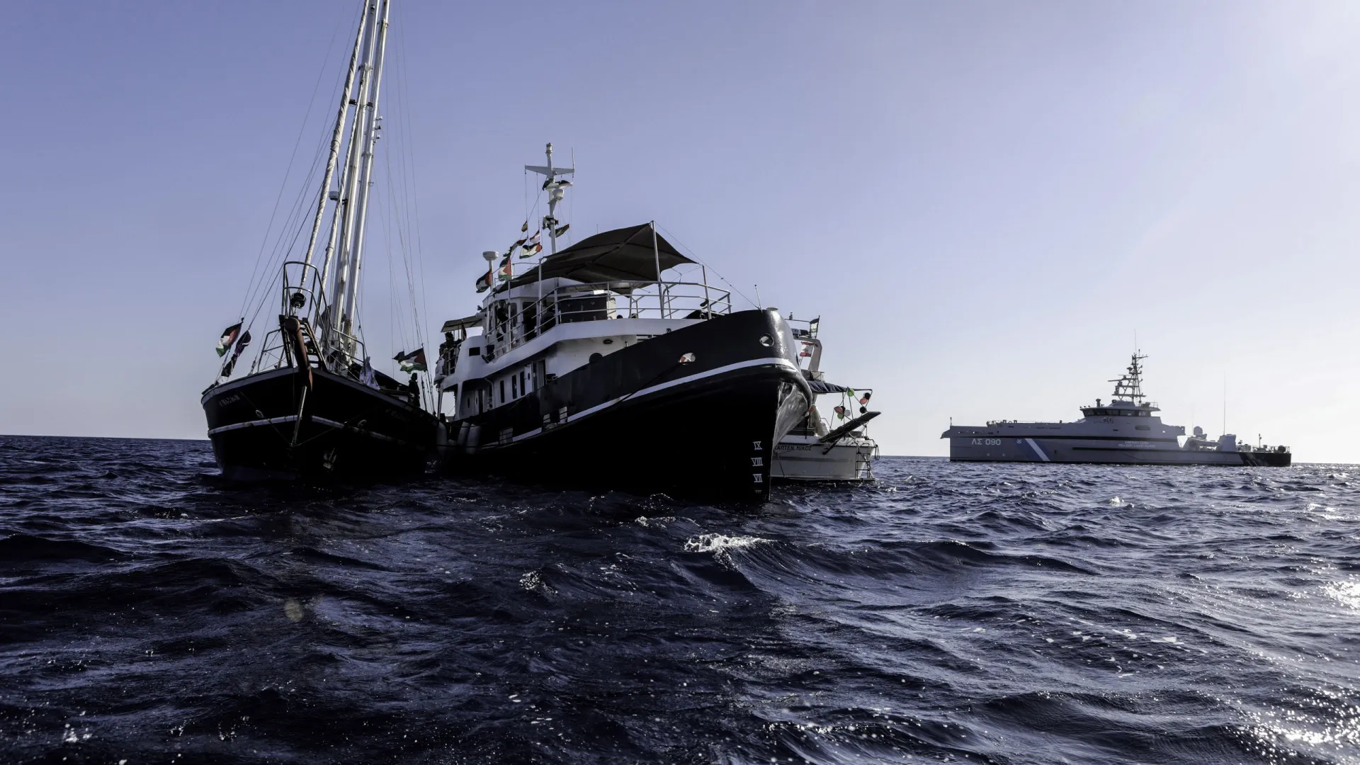 
                    Delegação italiana na flotilha denuncia rapto e ataques aos seus barcos
                