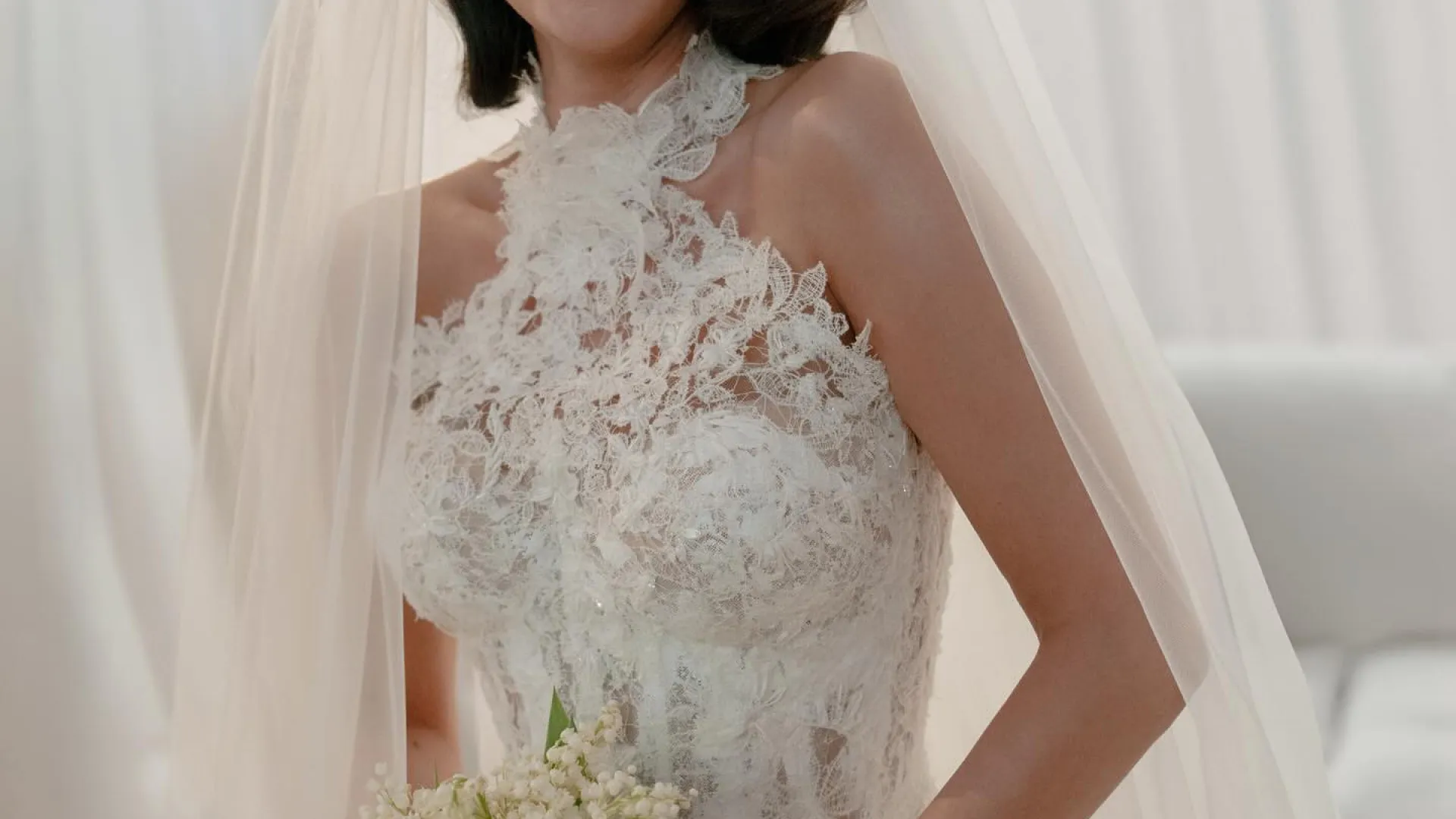 Selena Gomez deslumbra com três vestidos de noiva no casamento