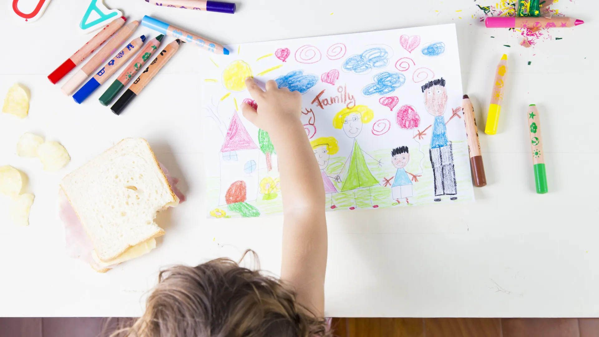 
                    Novo caso em creche de Valongo. Auxiliar terá dado pontapé a menino
                