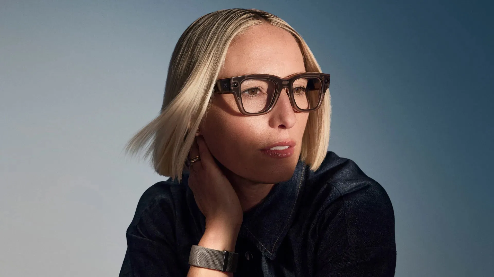 
                    Dona da Ray-Ban diz que vendeu 7 milhões de óculos de IA da Meta em 2025
                