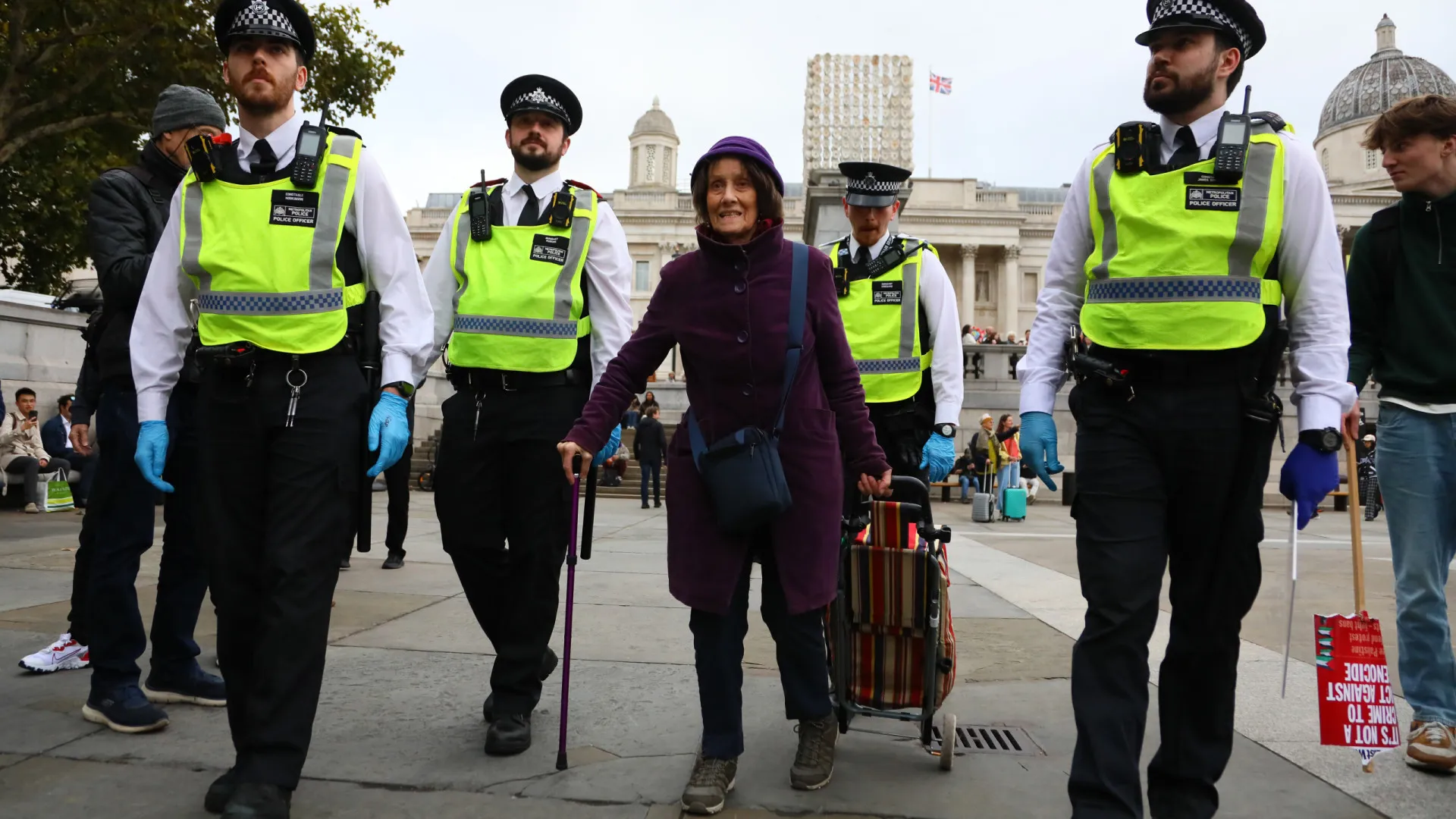 Dezenas de ativistas detidos em Londres por apoiarem grupo pró-Palestina