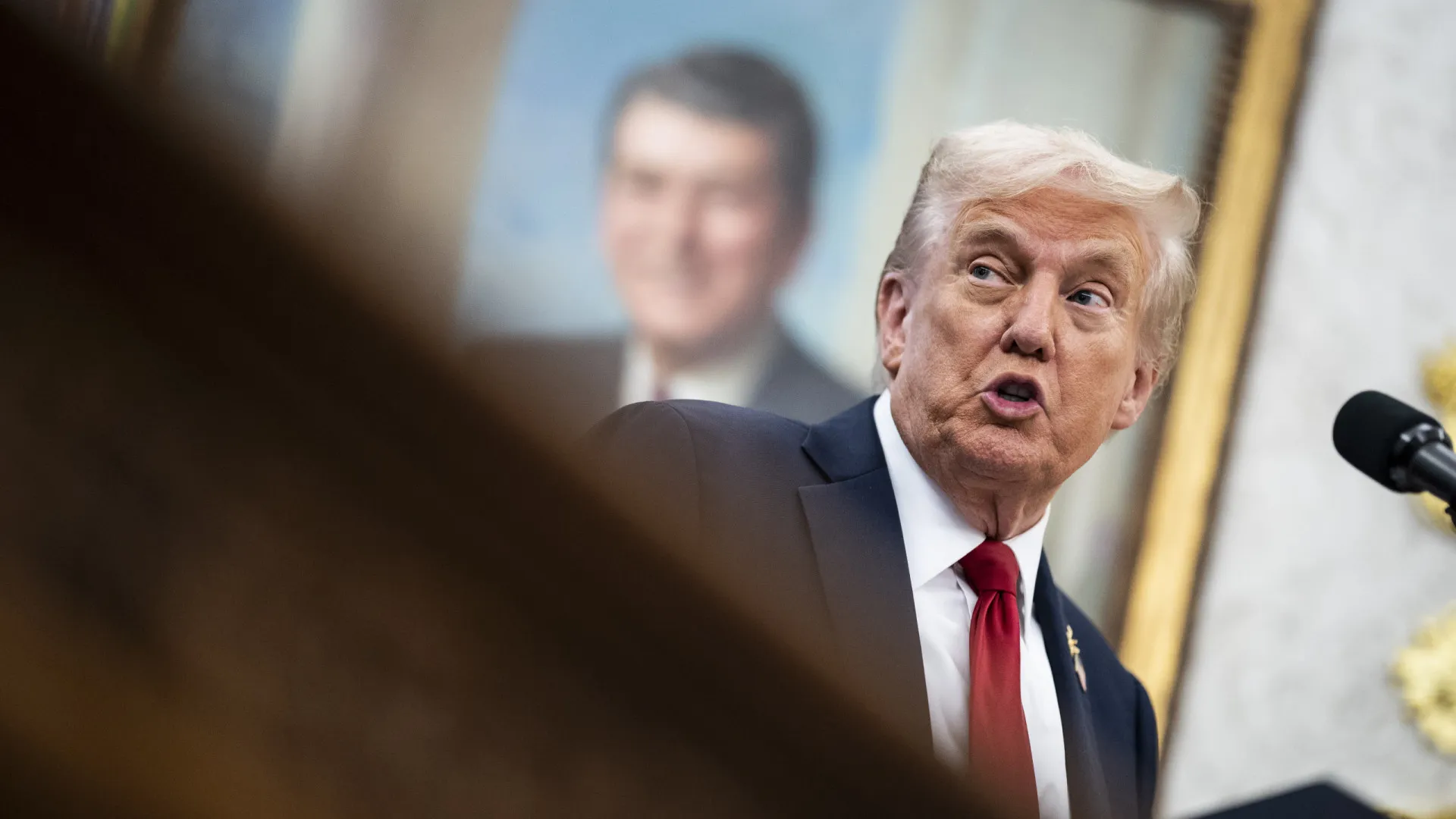 
                    Governo de Trump pressiona envio de tropas para Chicago e Portland
                