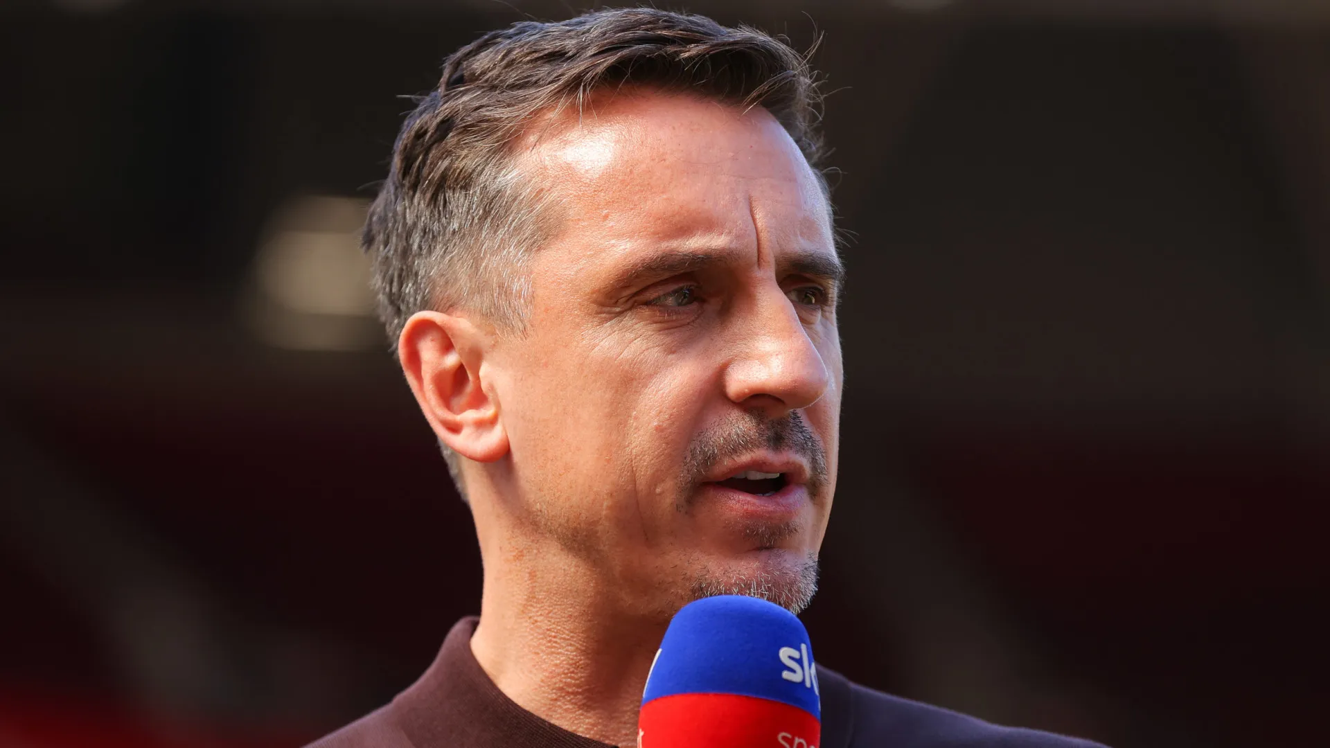 
                    Gary Neville 'atira-se' a Ruben Amorim: 