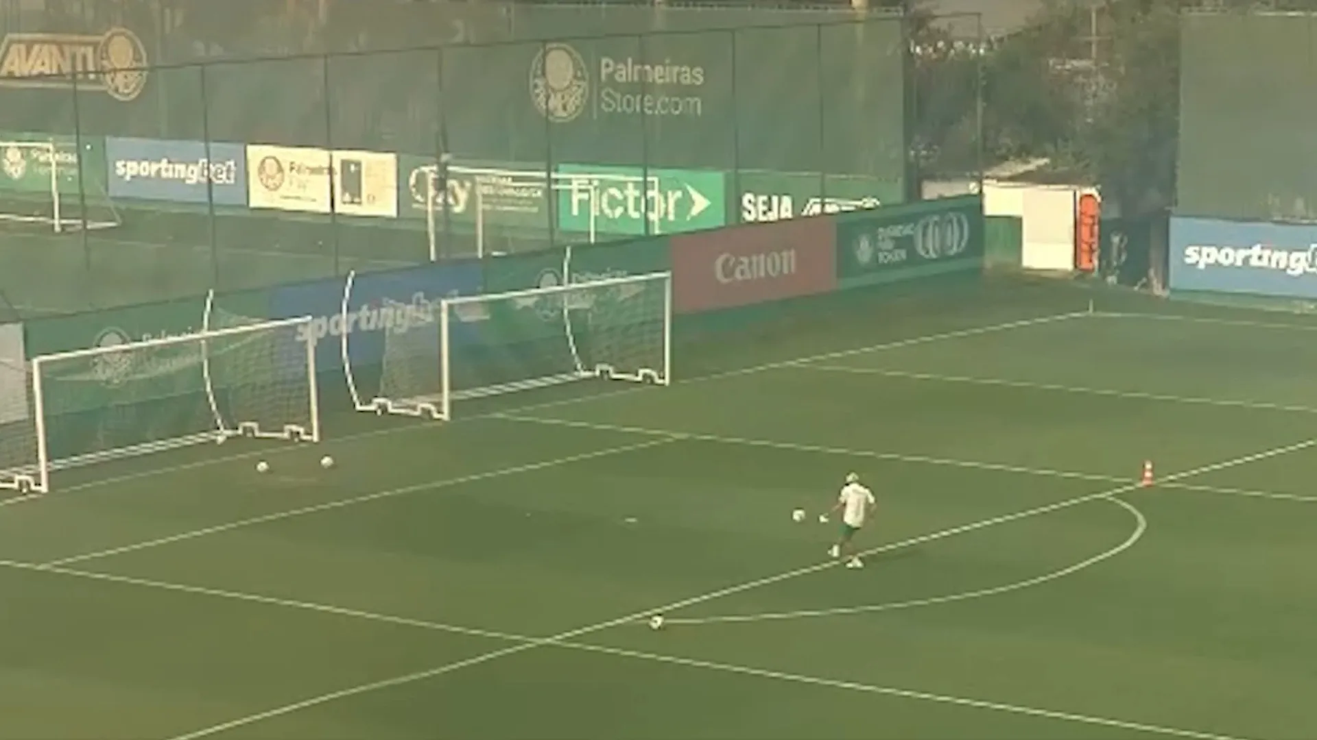
                    'Parece fácil'. Abel Ferreira 'imita' Ronaldinho no treino do Palmeiras
                
