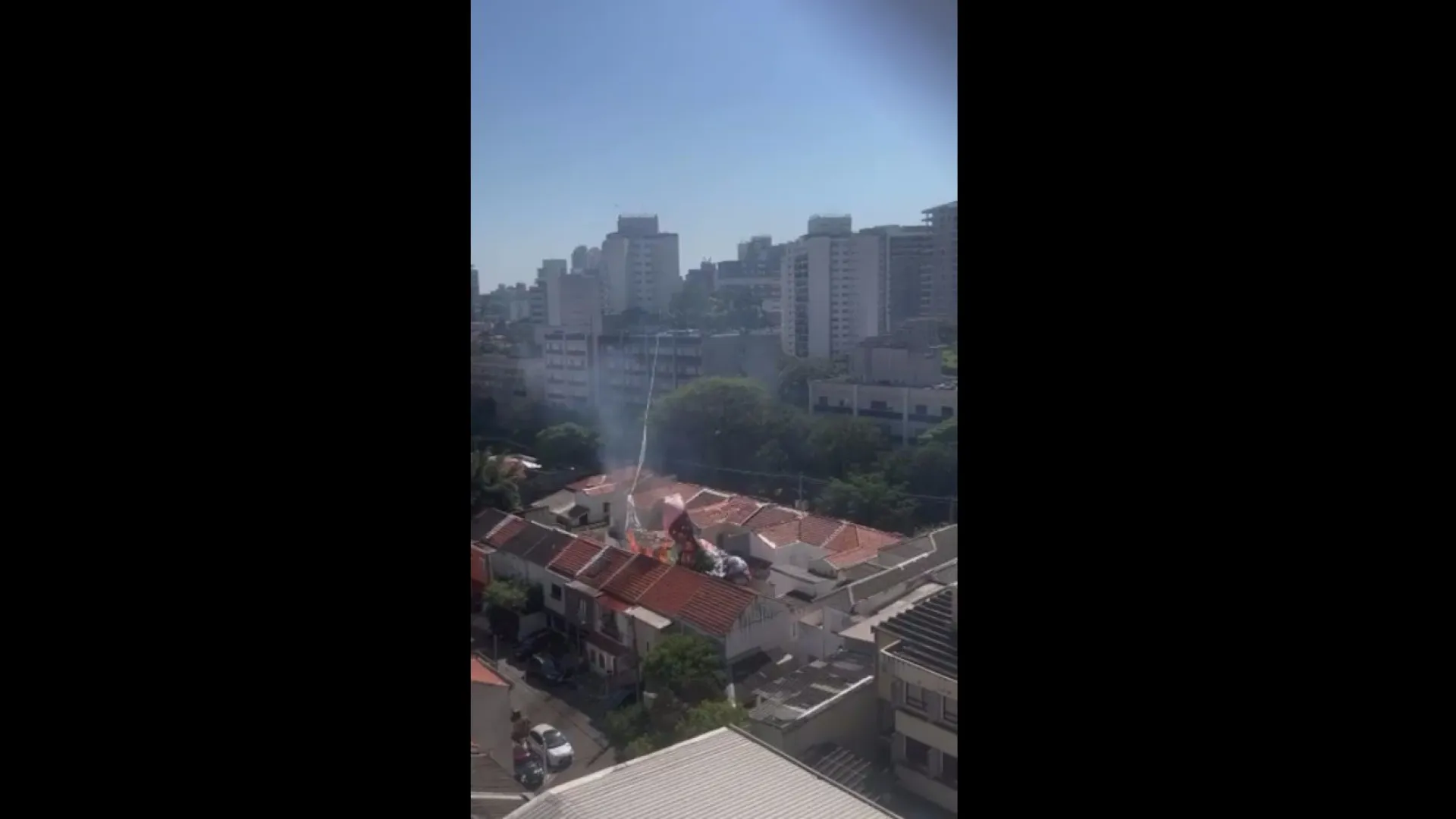 
                    Balão cai sobre telhados de residências e incendeia-se em São Paulo
                
