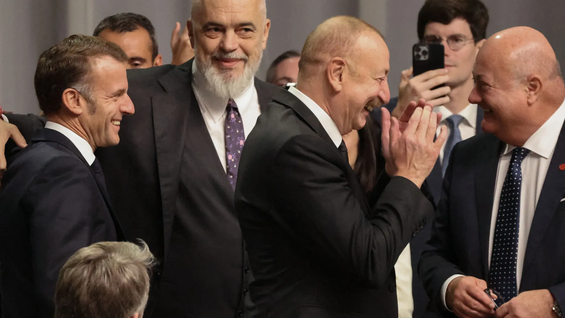 
                    Líderes de França, Albânia e Azerbaijão 'apanhados' a rir-se de Trump
                