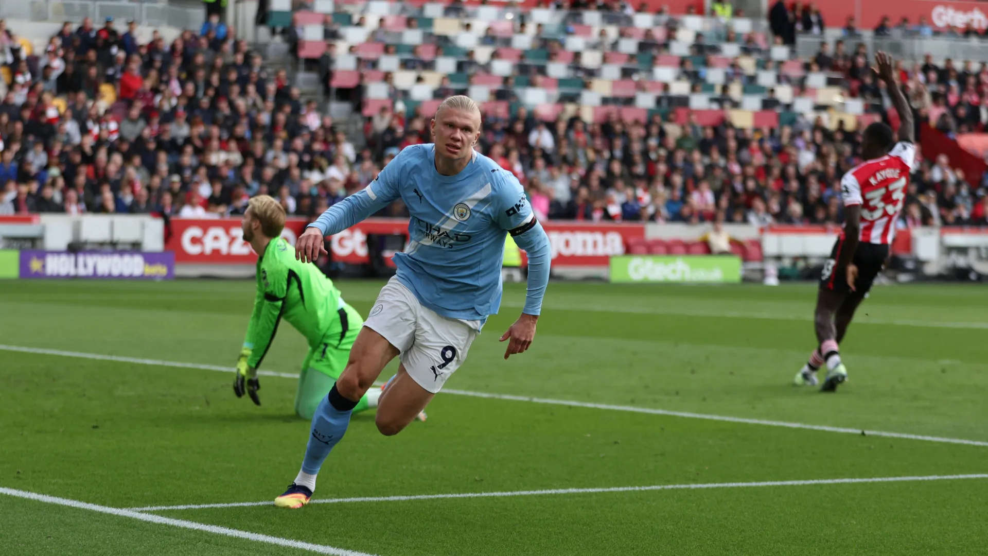 
                    Manchester City sofre, mas vence Brentford. Guardiola ganha problema
                