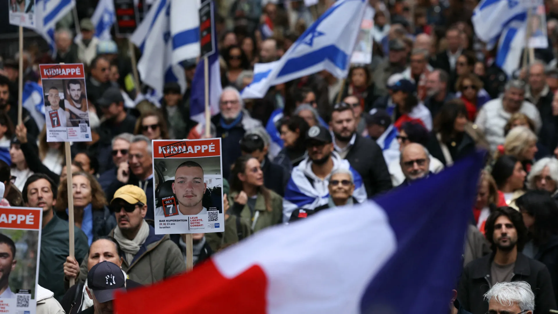 
                    Milhares saíram à rua em Paris para exigir libertação dos reféns em Gaza
                