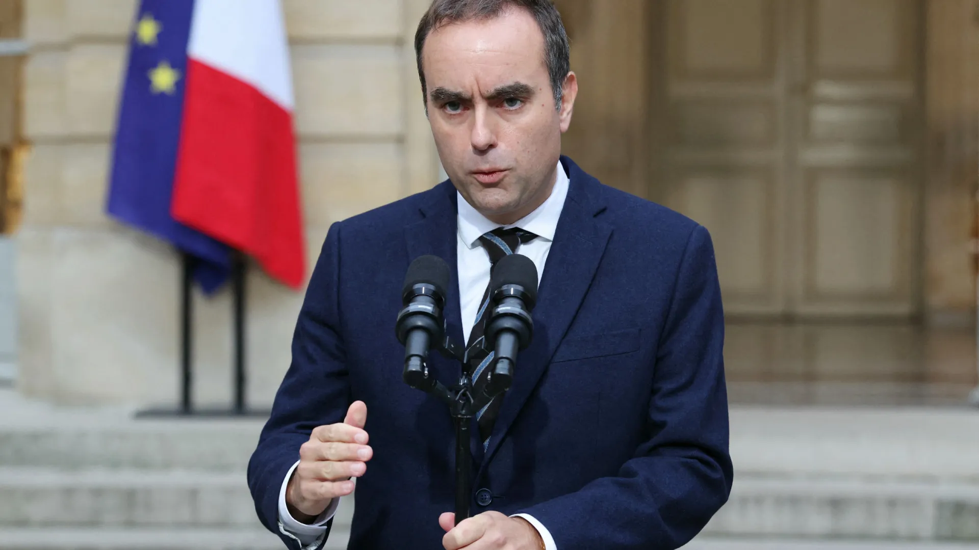 
                    Novo governo francês mantém 