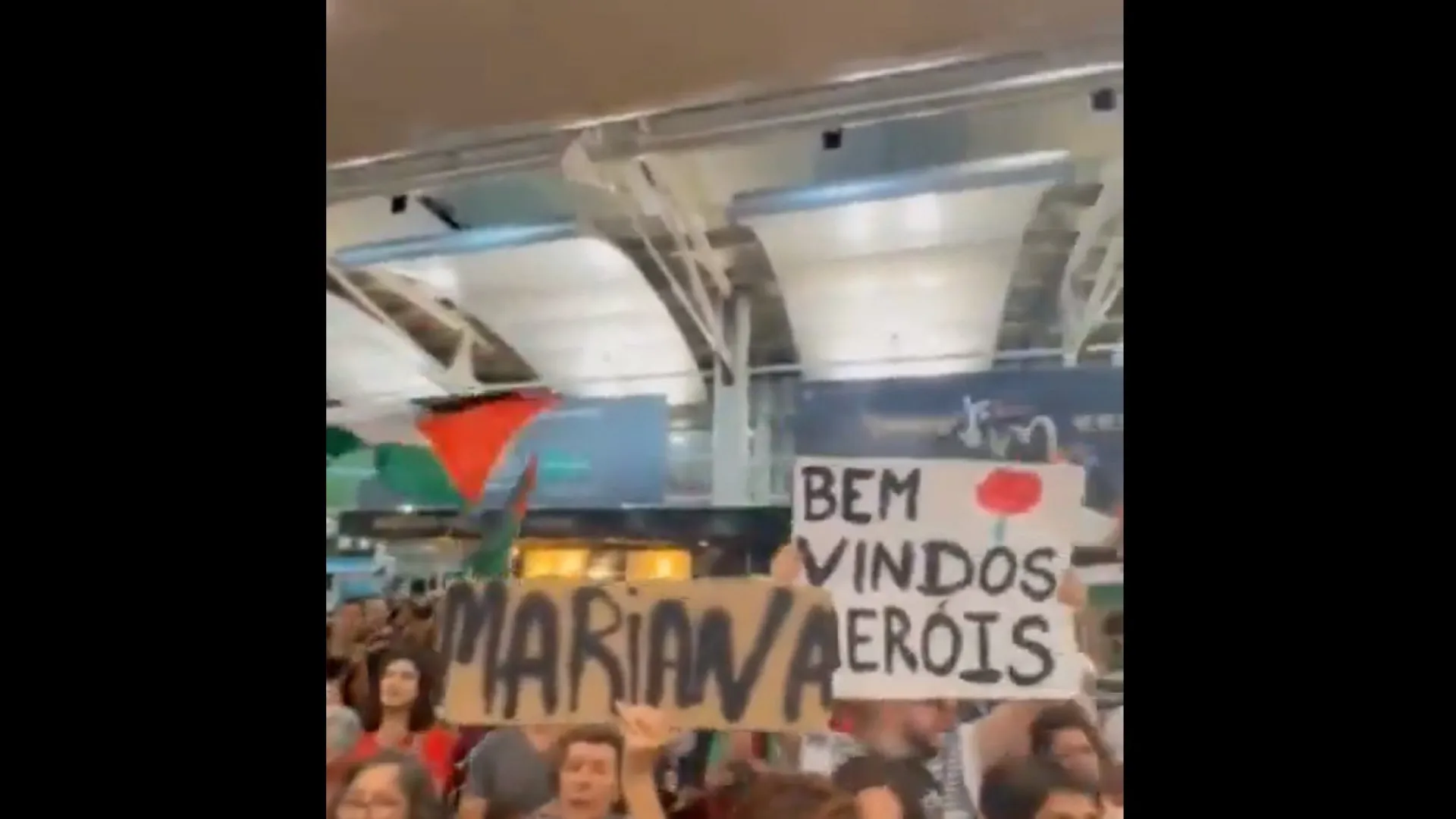
                    Dezenas de apoiantes pró-Gaza aguardam ativistas no aeroporto de Lisboa
                
