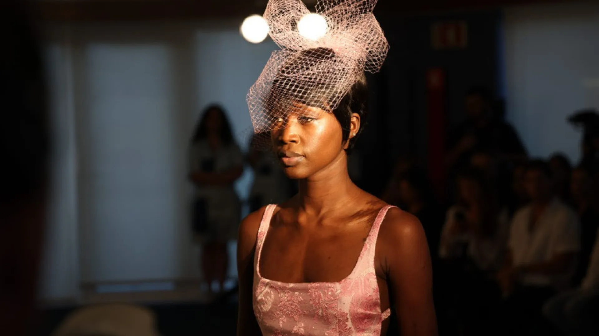 
                    ModaLisboa: Da correria nos bastidores ao glamour do look dos famosos
                