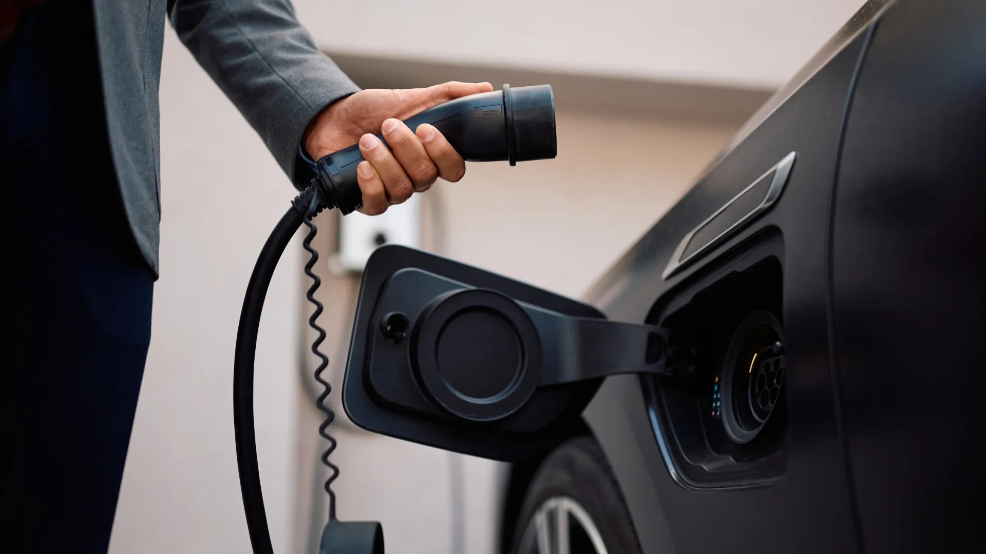 
                    Saiba quanto tempo pode durar a bateria de um carro elétrico
                