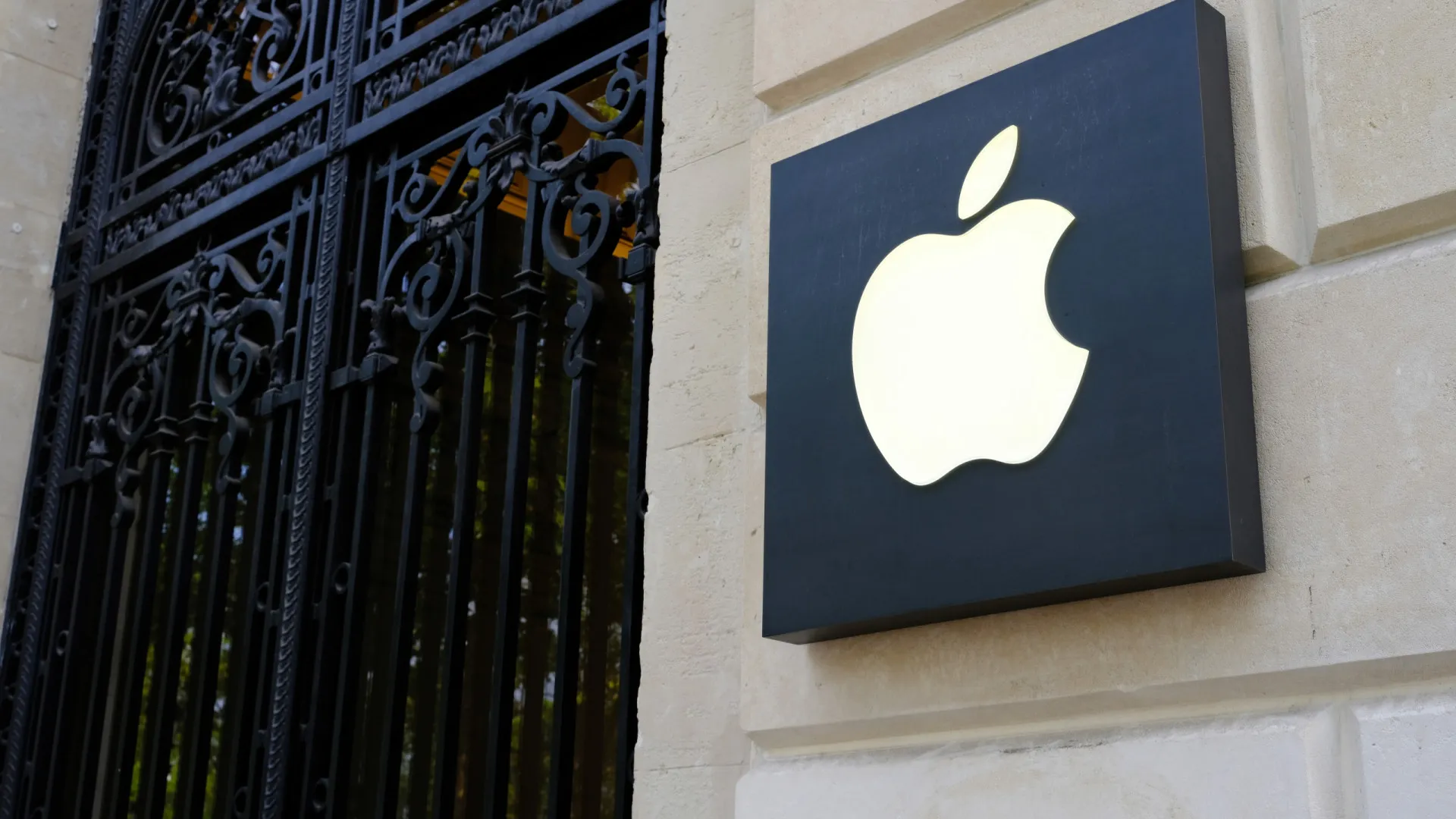 
                    Apple alvo de investigação de cibercrime em França
                