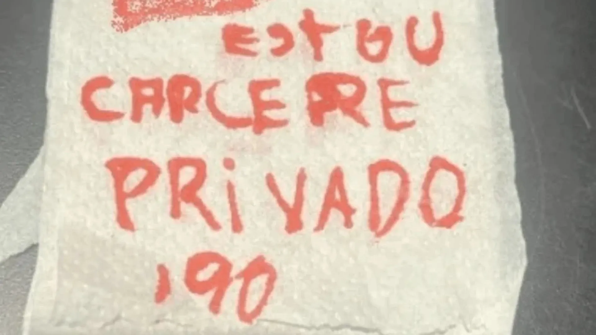 Vítima de violência doméstica escreve pedido de ajuda em papel higiénico