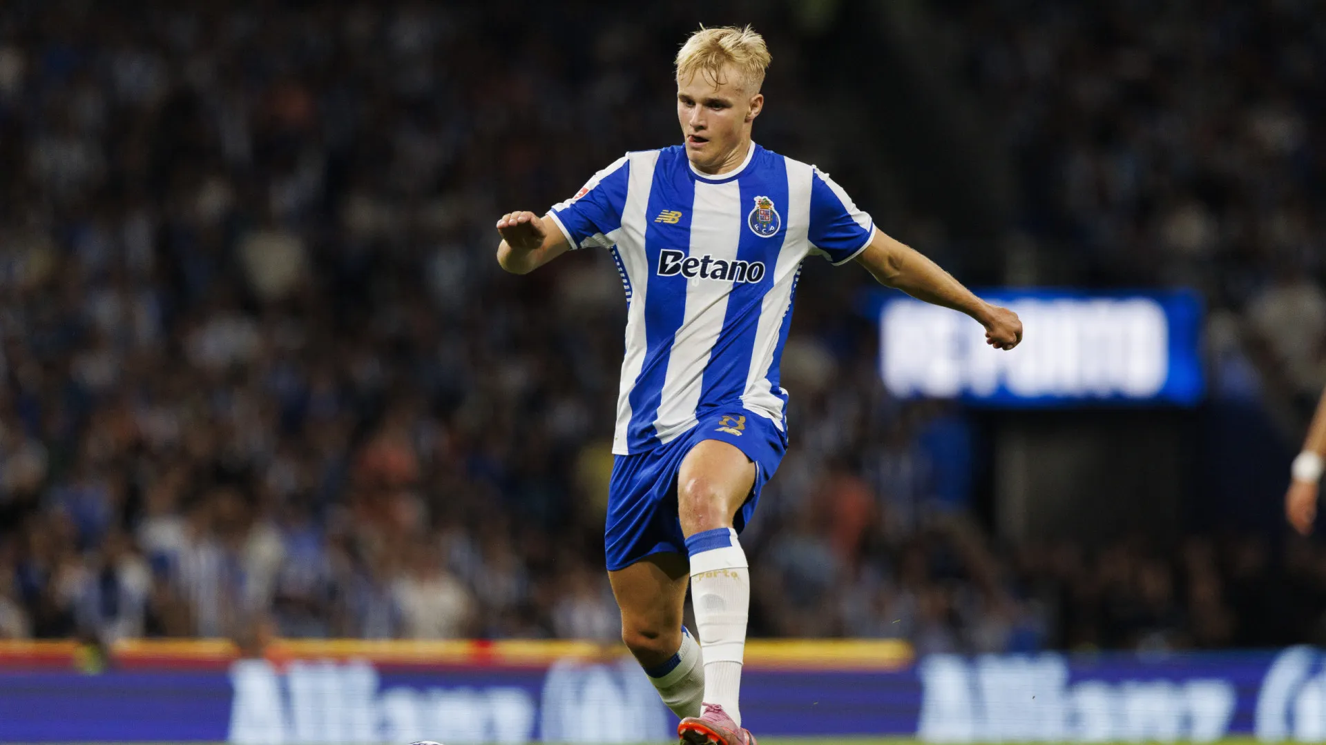 
                    'Polvo' Victor Froholdt brilha no FC Porto e está em destaque em ranking
                