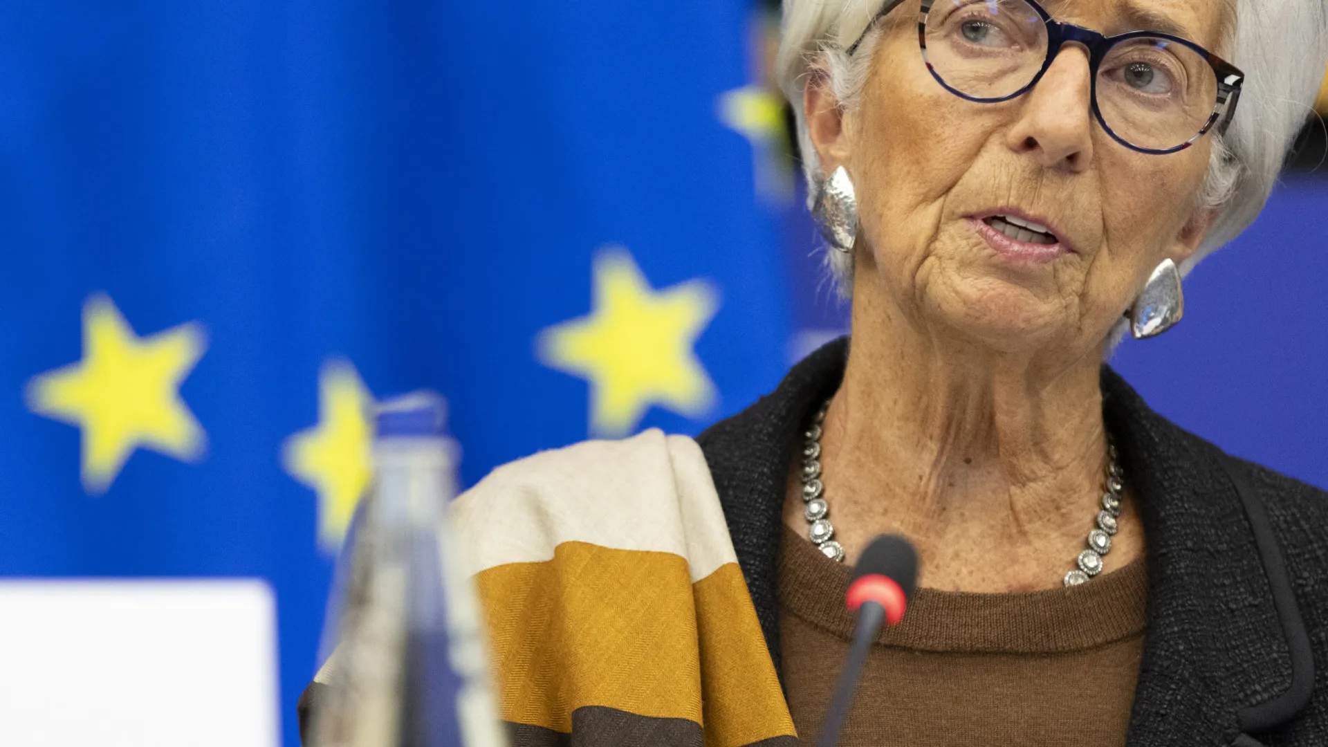 
                    Lagarde alerta para riscos de novas tensões comerciais nas exportações e consumo
                
