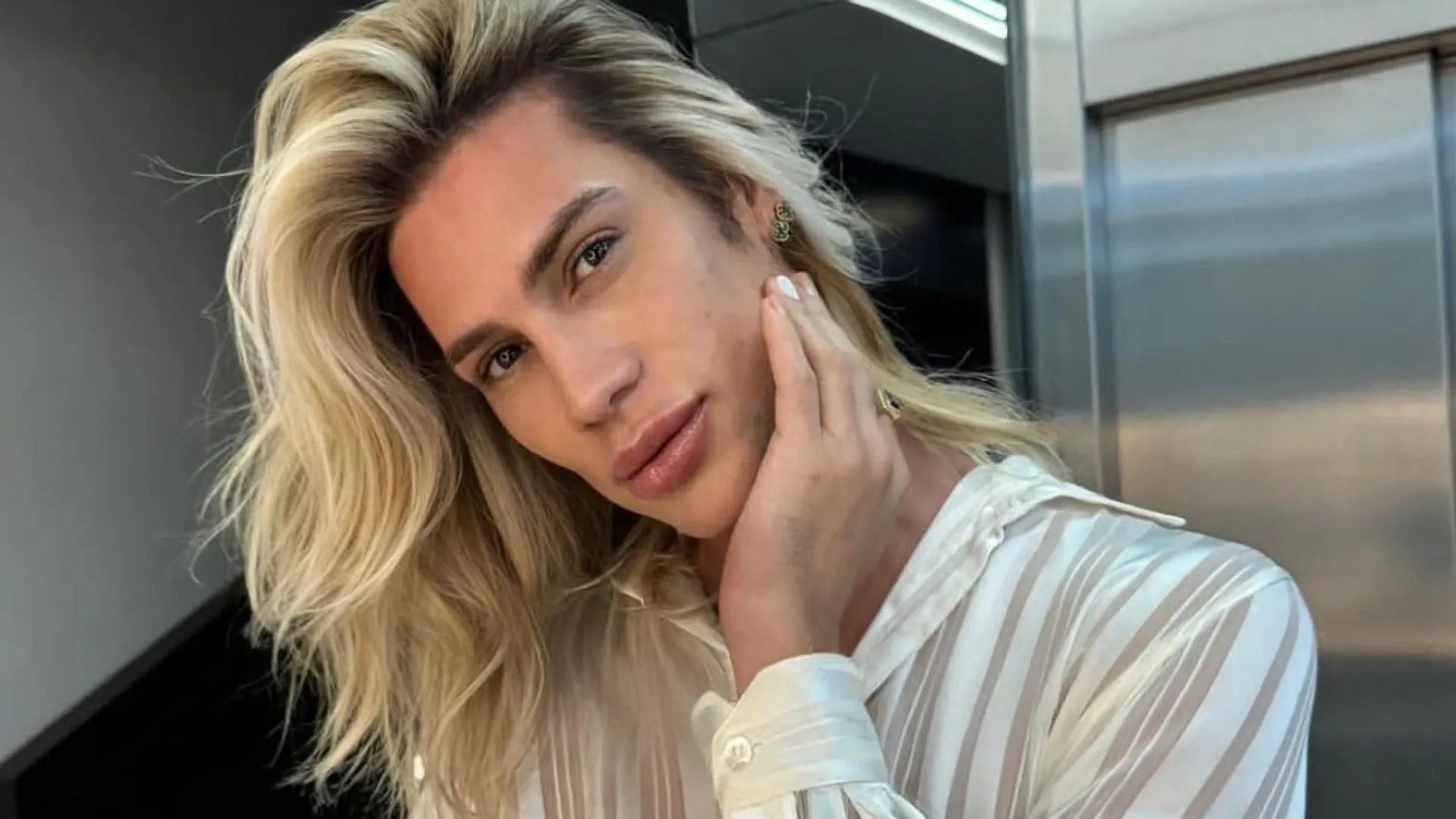 
                    Influencer brasileiro morre aos 31 anos meses após intervenção estética
                