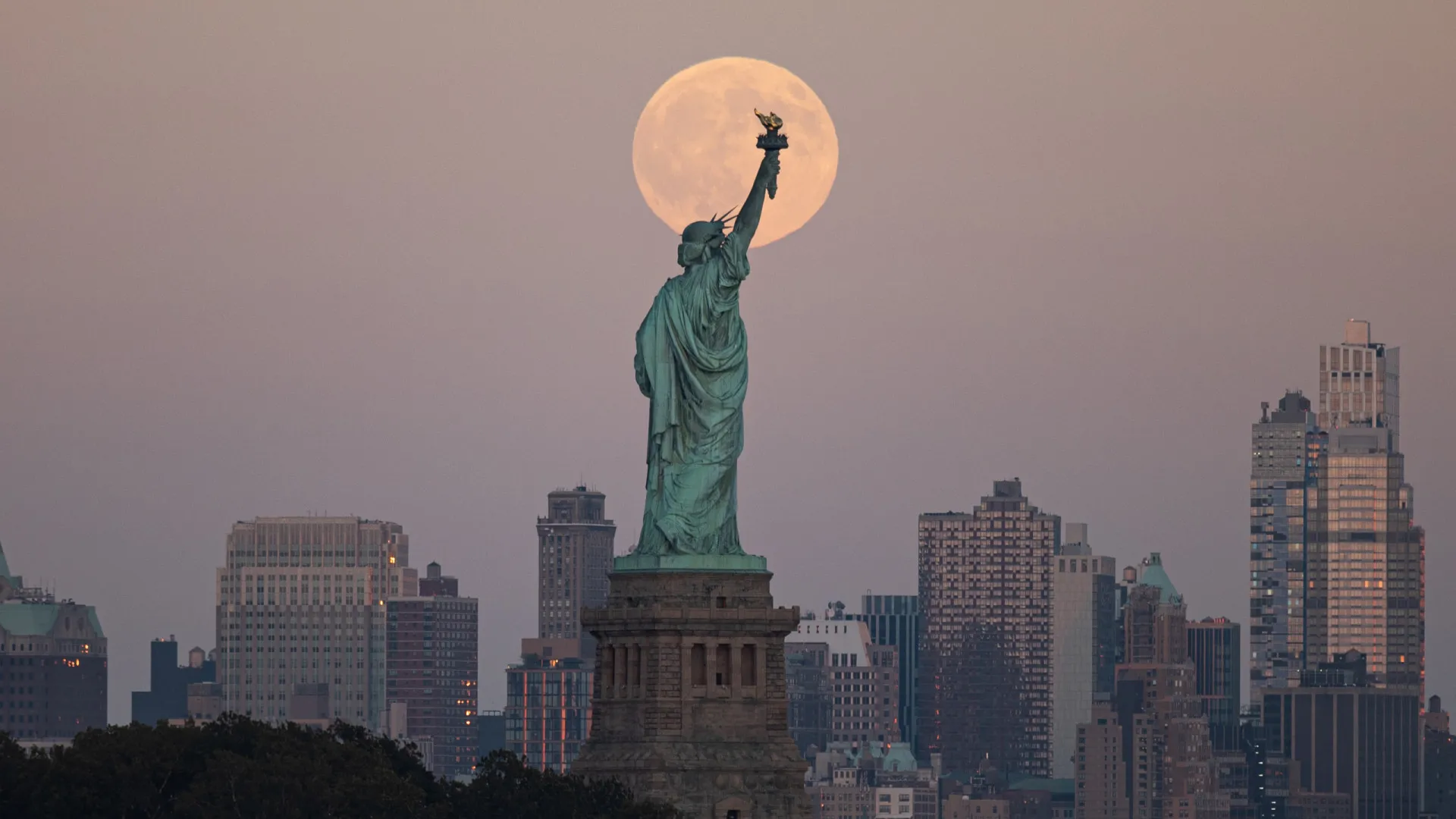 Perdeu a Super Lua Cheia? Aqui tem algumas imagens do fenómeno