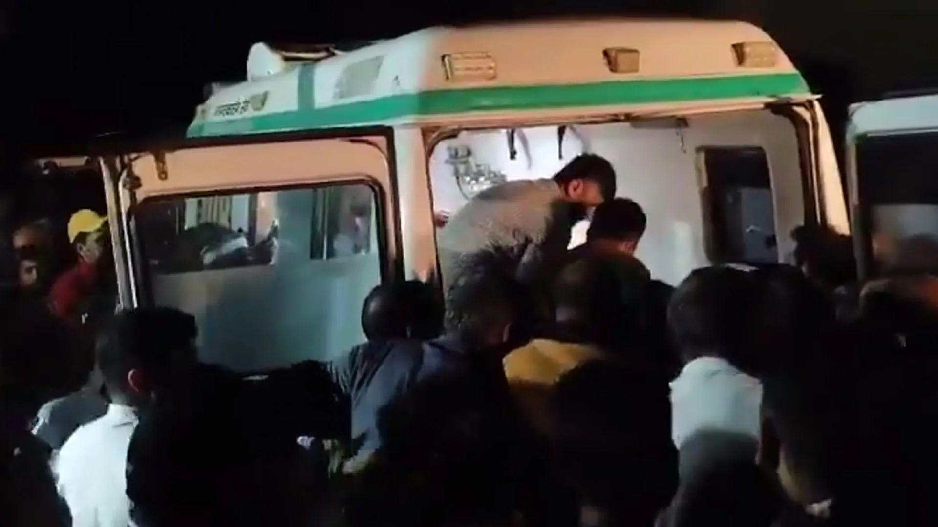 Sobe para 13 número de mortos em explosão de carro na capital indiana